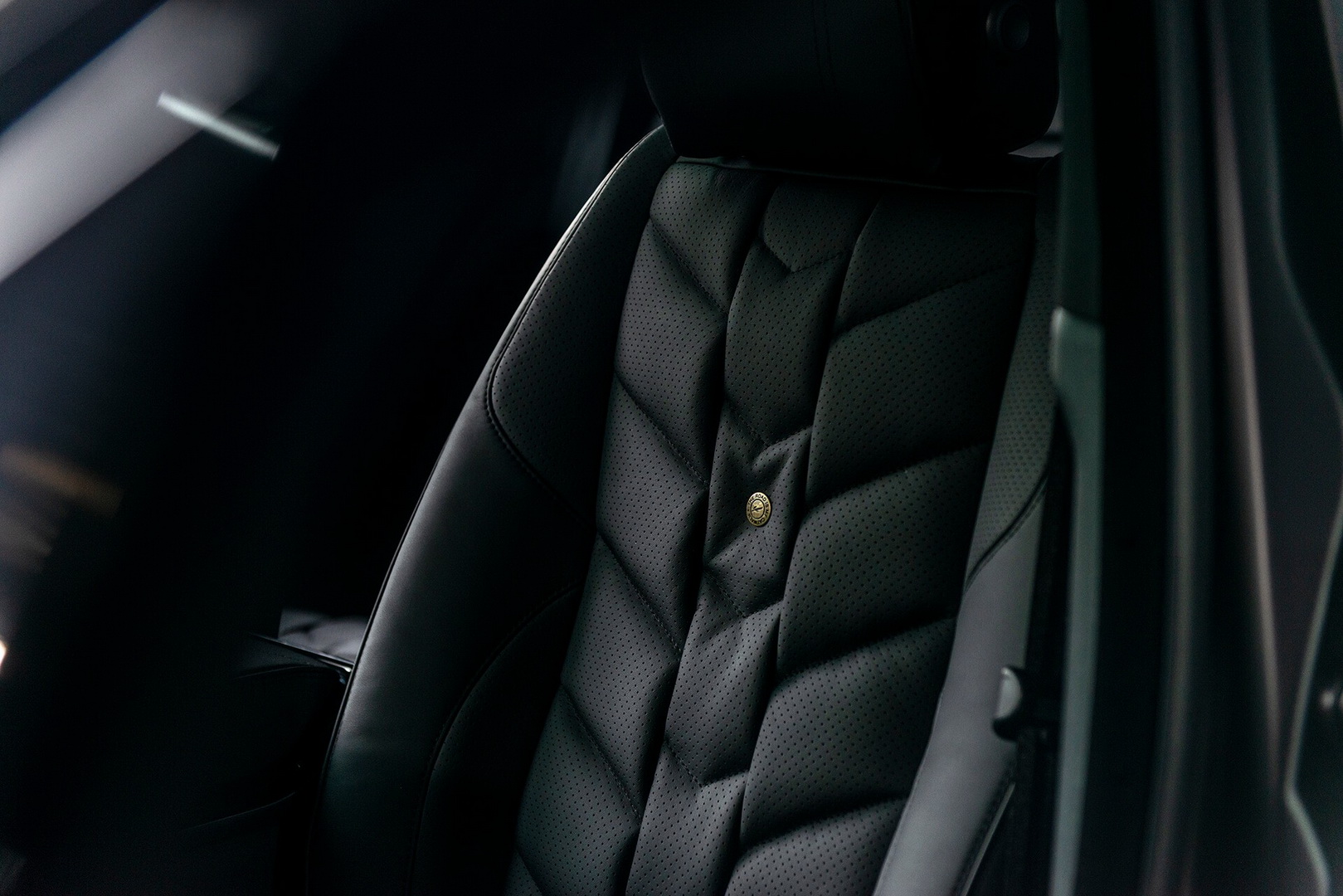 Blacked-Out Range Rover Velar Wants Way More Than A Drink To Go Home With You