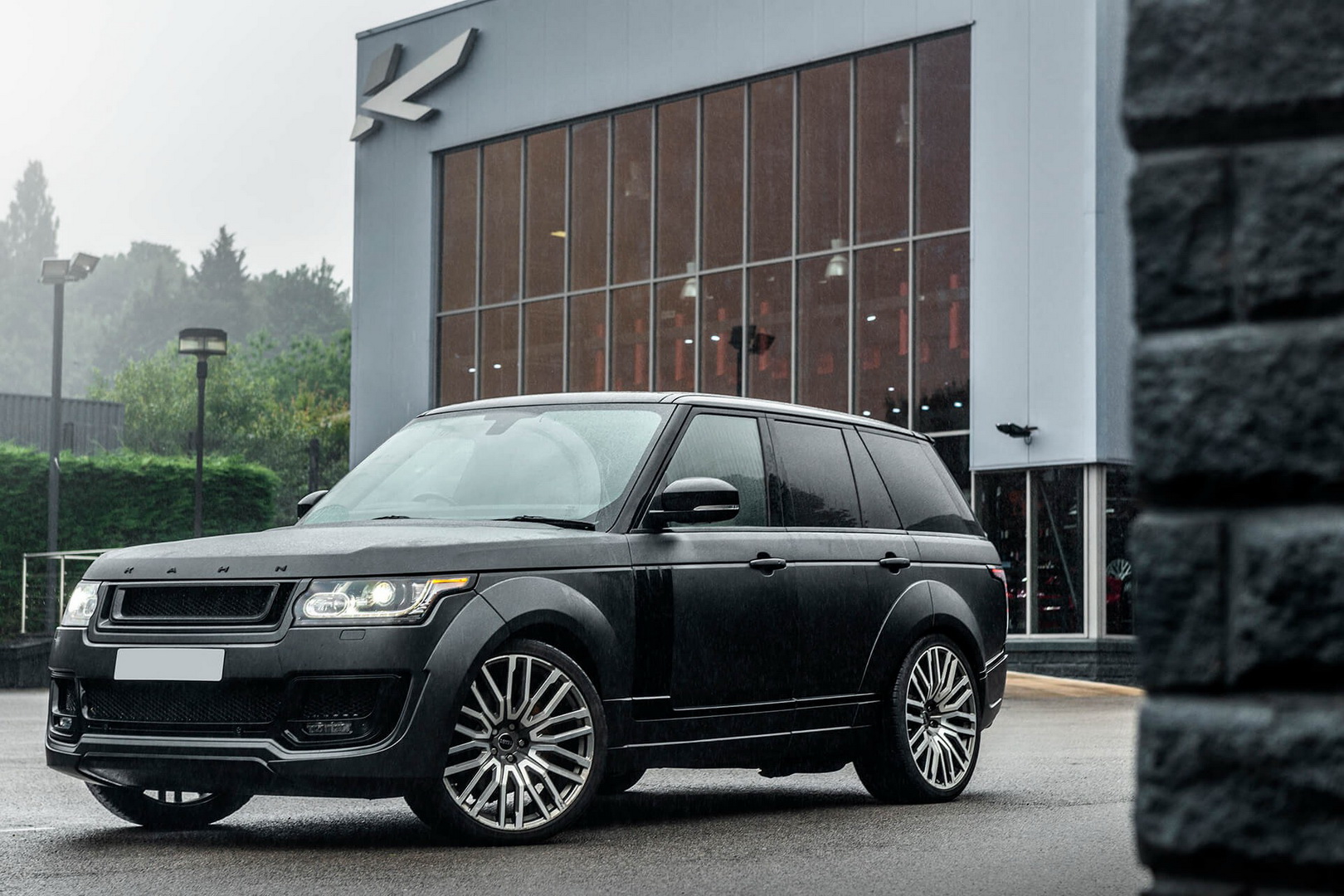 Ride Like A 2016 Football Star With Kahn’s Custom Range Rover V8
