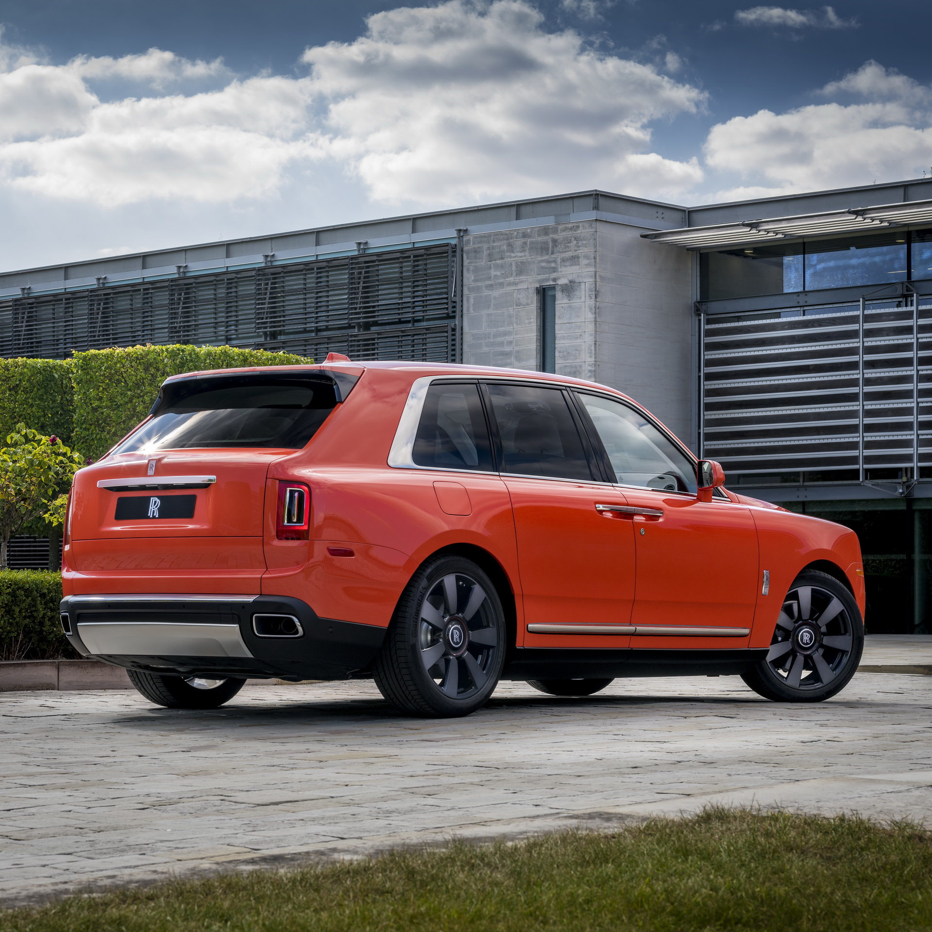 Bespoke Rolls Royce Cullinan Will Attack Your Eyeballs With Its Fux Orange Paint