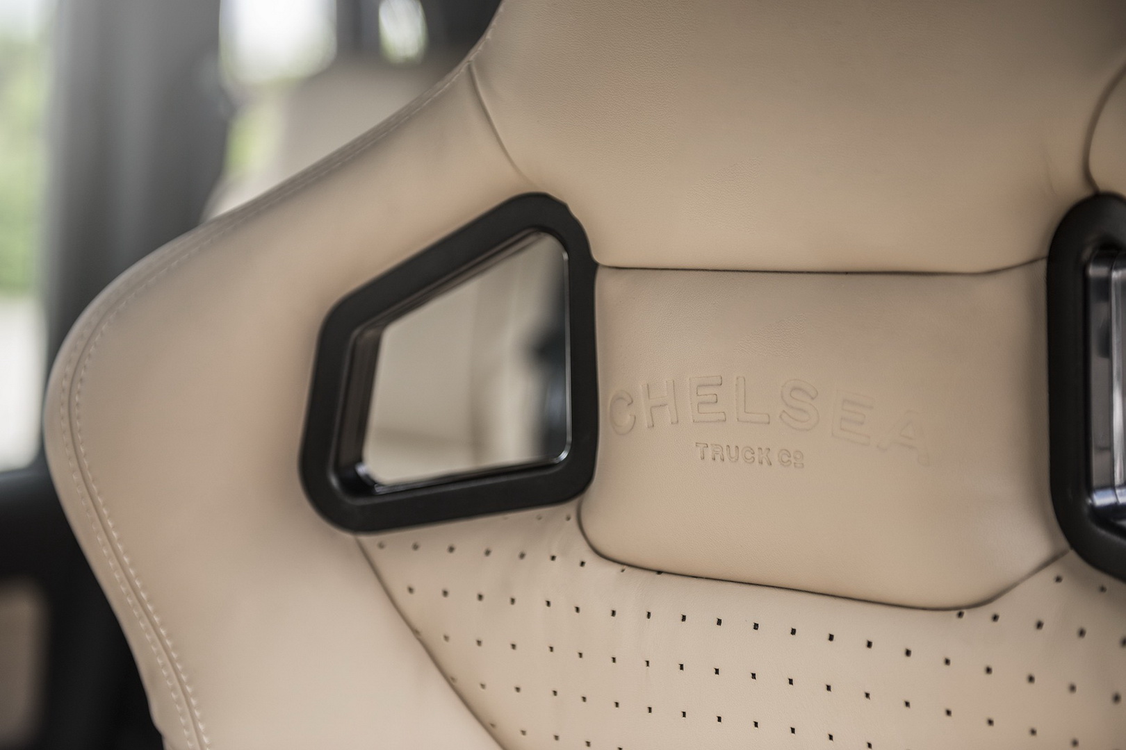 Land Rover Defender Flying Huntsman 6×6 Goes For Almost $300K!