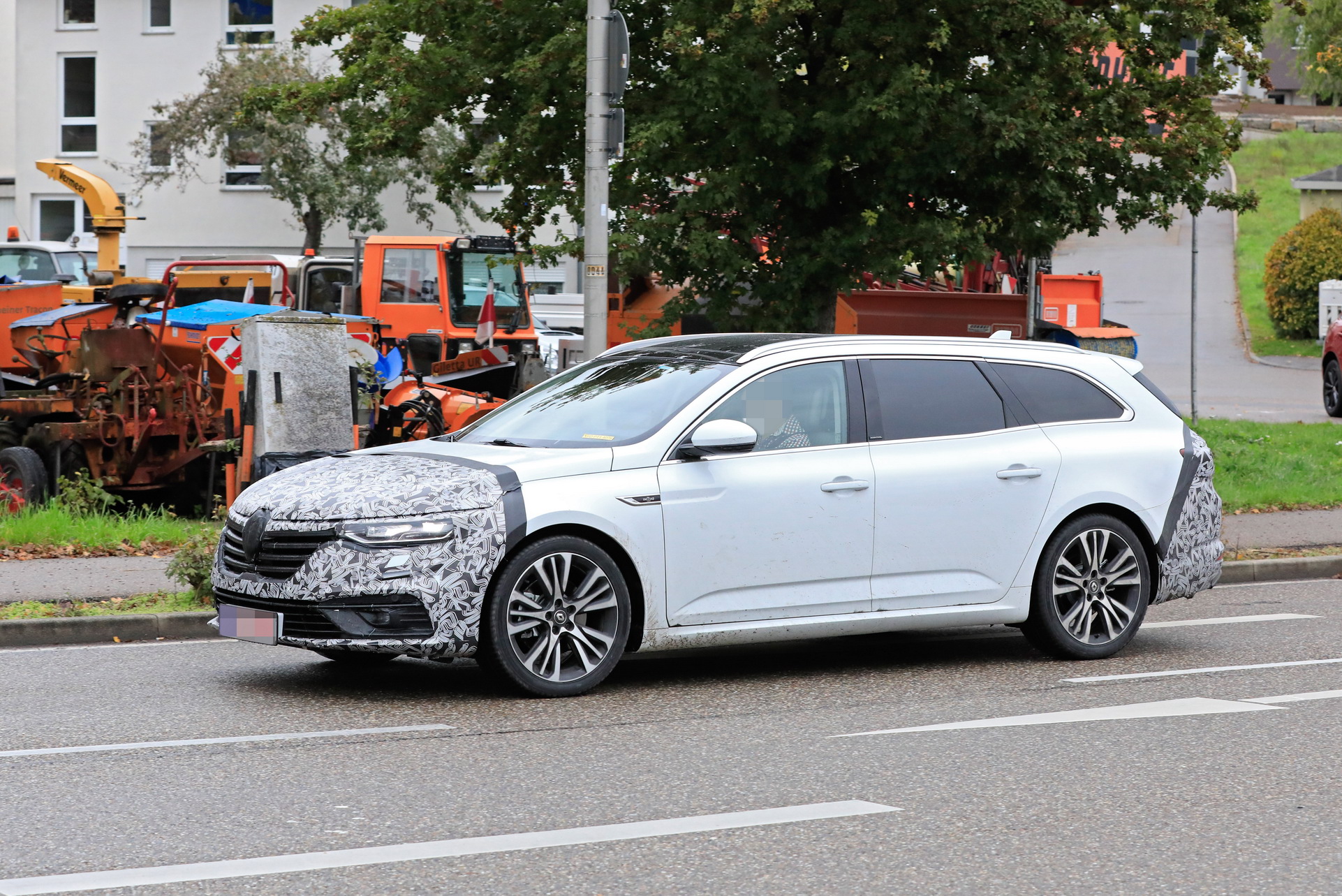 2020 Renault Talisman Grandtour Sends Passat Vibes In Latest Spy Shots