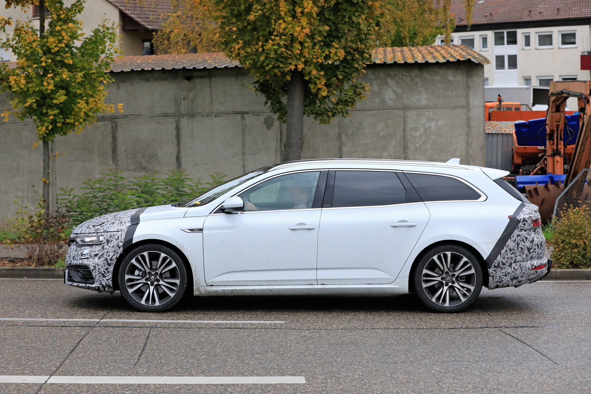 2020 Renault Talisman Grandtour Sends Passat Vibes In Latest Spy Shots