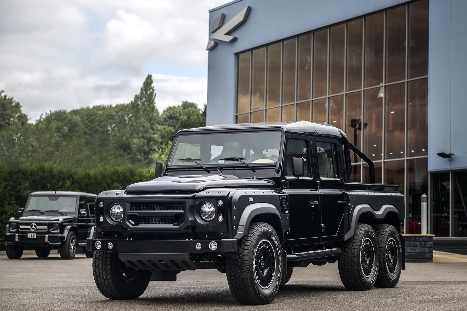 Land Rover Defender Flying Huntsman 6×6 Goes For Almost $300K!