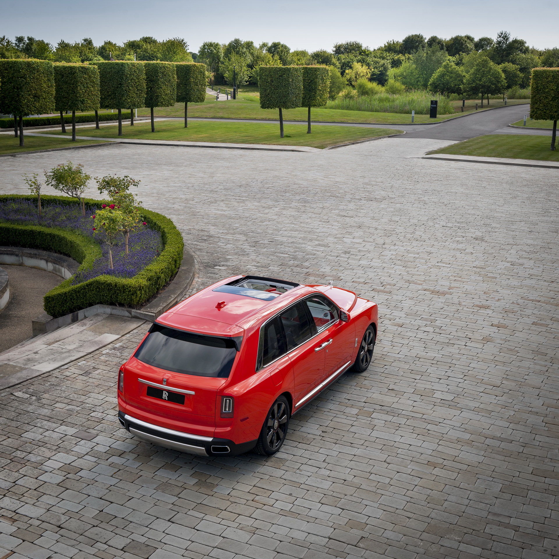 Bespoke Rolls Royce Cullinan Will Attack Your Eyeballs With Its Fux Orange Paint