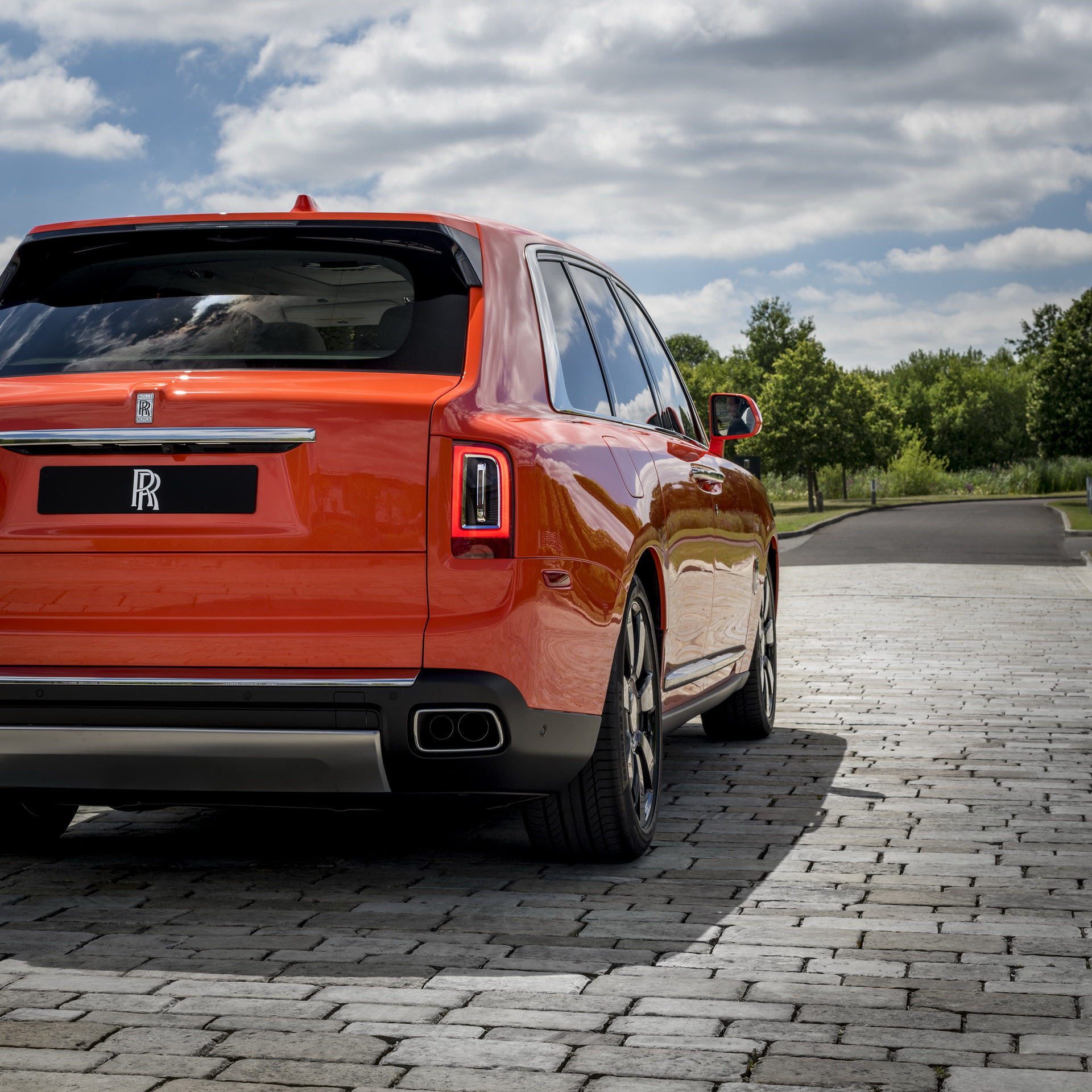 Bespoke Rolls Royce Cullinan Will Attack Your Eyeballs With Its Fux Orange Paint
