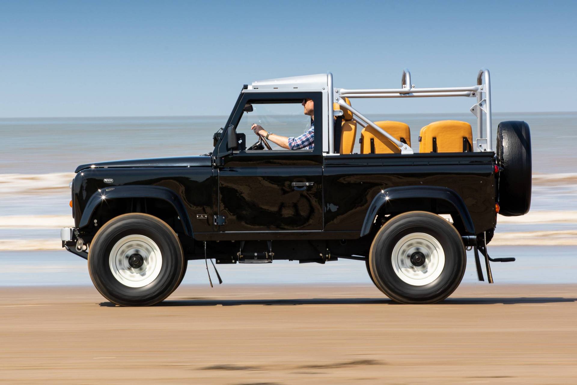 1989 Land Rover Defender 90 “So-Cal” Restomod Is How Someone Spent $170,000