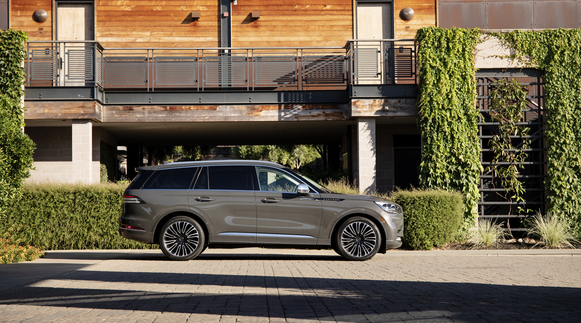 Check Out The 2020 Lincoln Aviator From Every Angle In Huge Photo Gallery