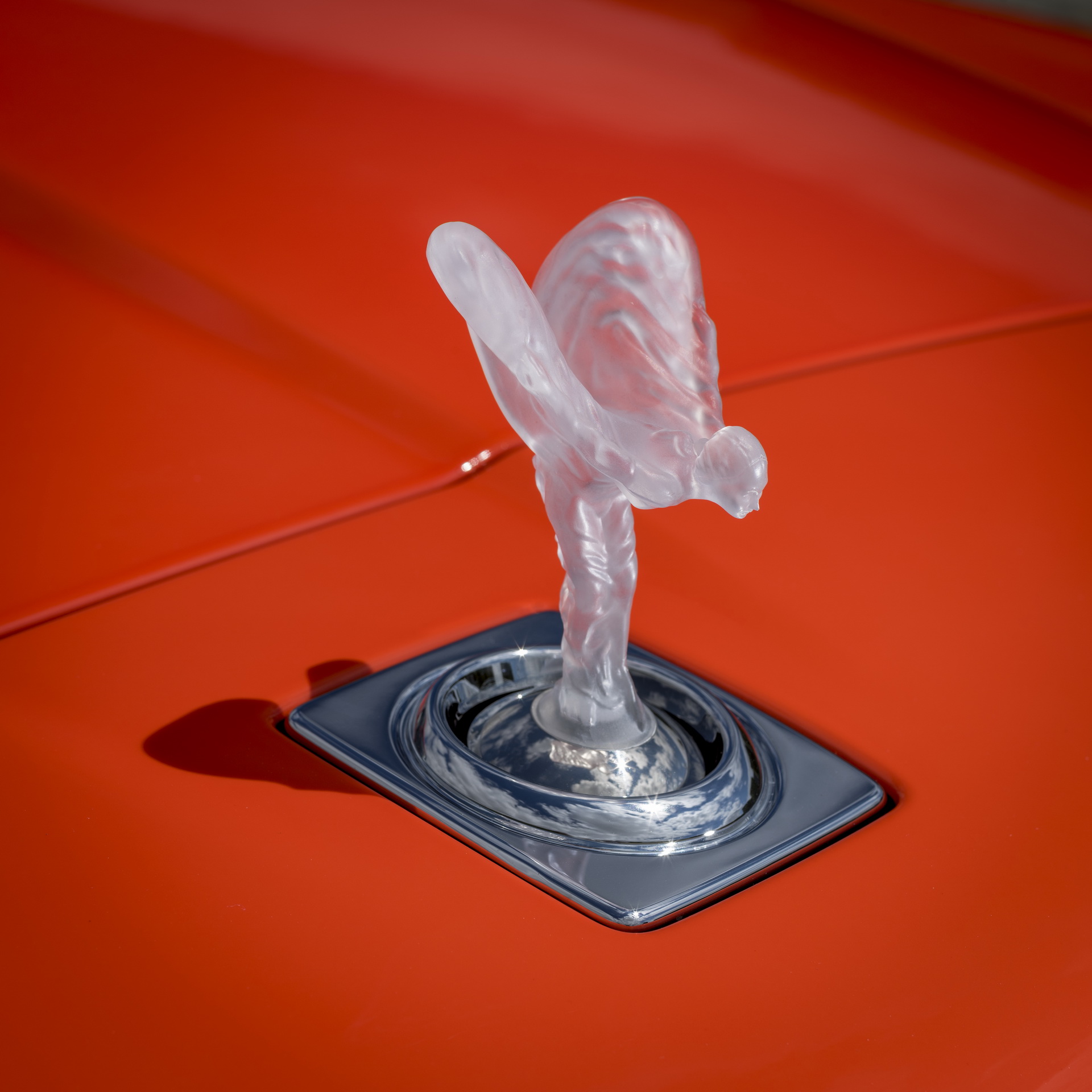 Bespoke Rolls Royce Cullinan Will Attack Your Eyeballs With Its Fux Orange Paint