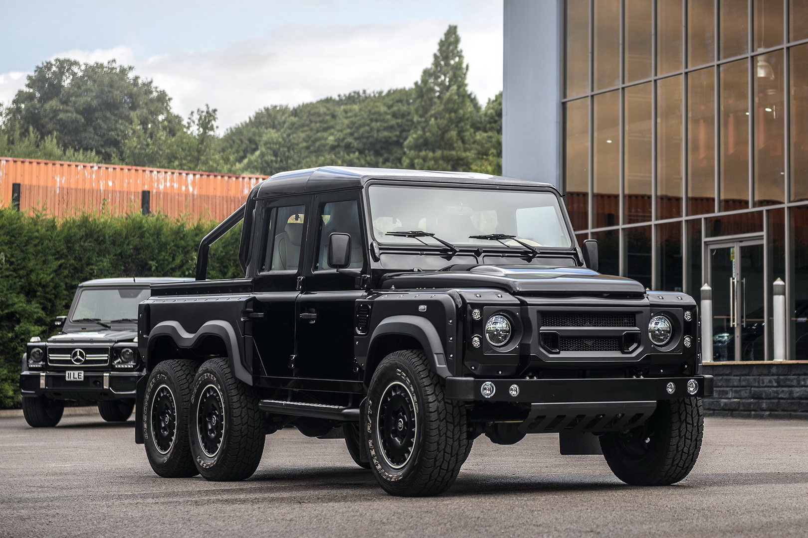 Land Rover Defender Flying Huntsman 6×6 Goes For Almost $300K!