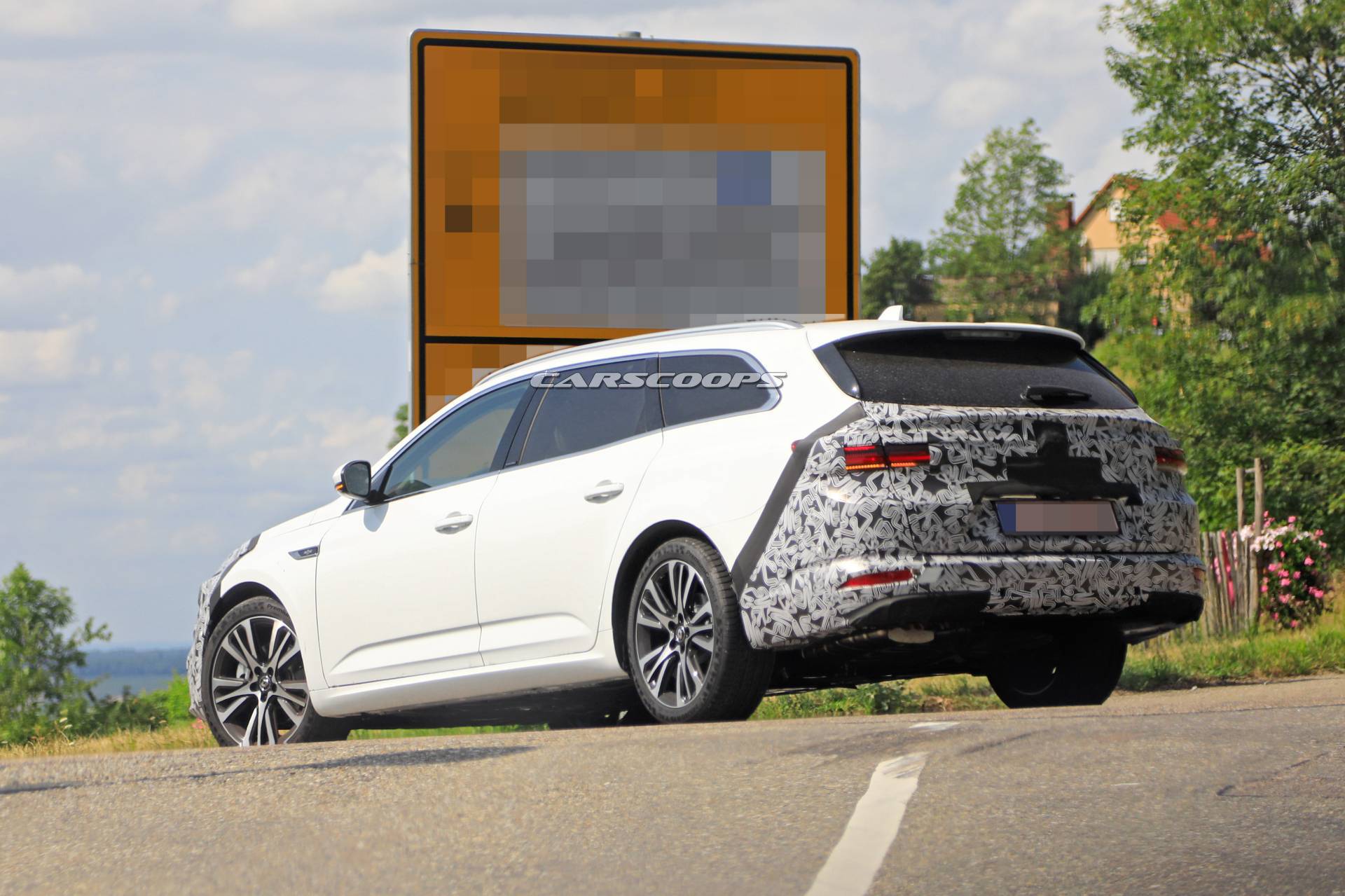 2020 Renault Talisman Grandtour Sends Passat Vibes In Latest Spy Shots