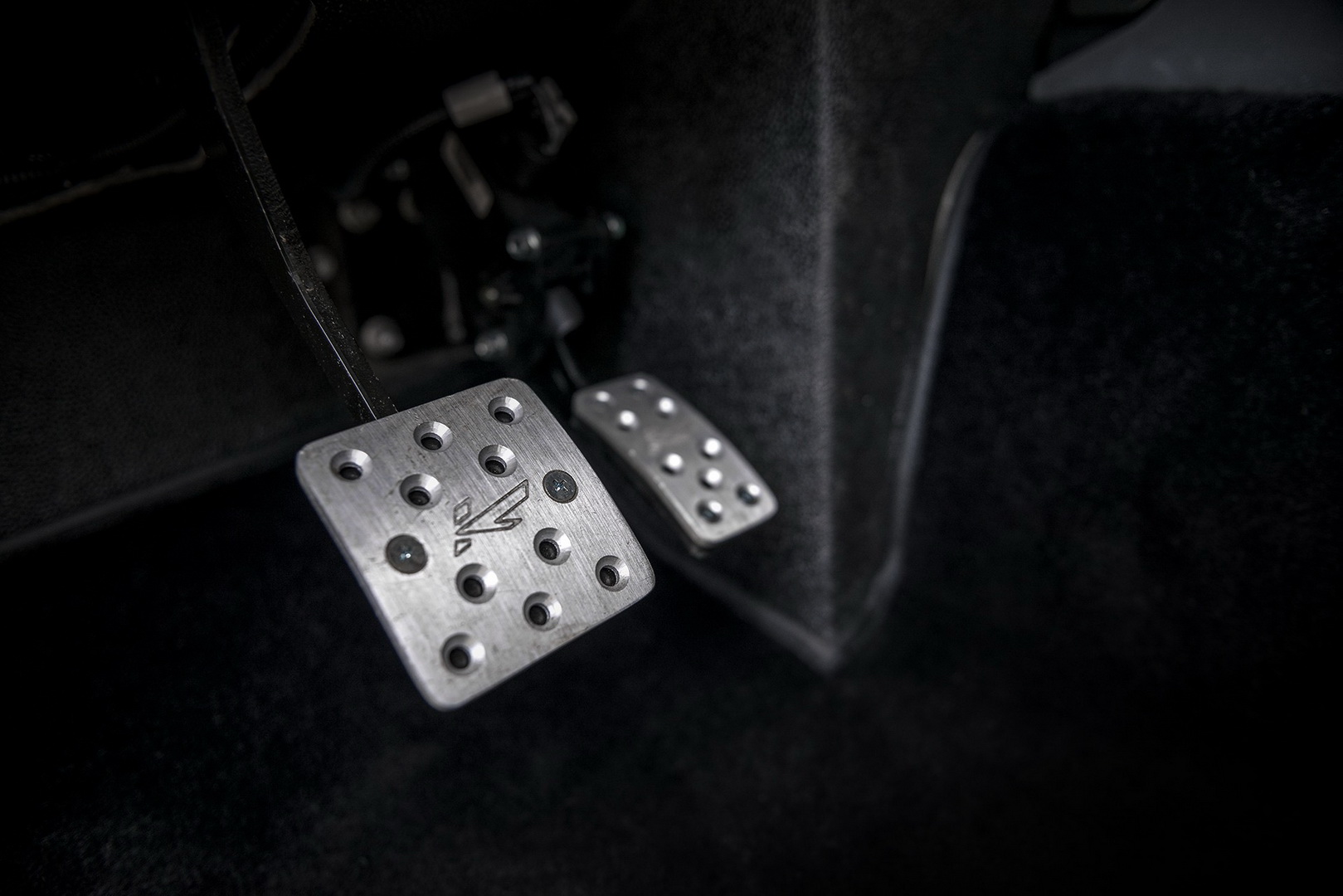 Land Rover Defender Flying Huntsman 6×6 Goes For Almost $300K!