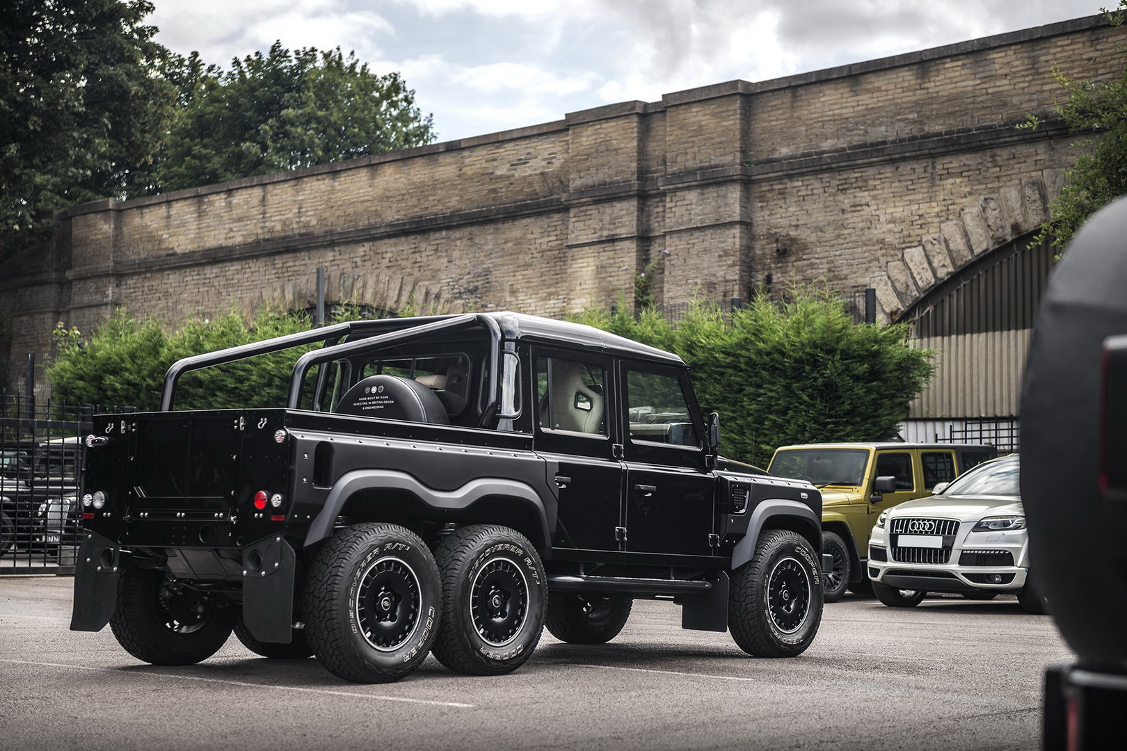 Land Rover Defender Flying Huntsman 6×6 Goes For Almost $300K!