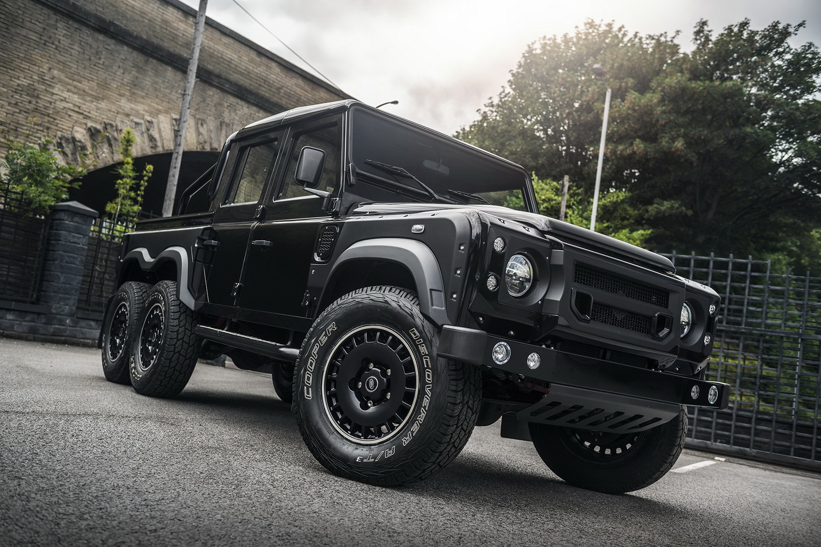 Land Rover Defender Flying Huntsman 6×6 Goes For Almost $300K!