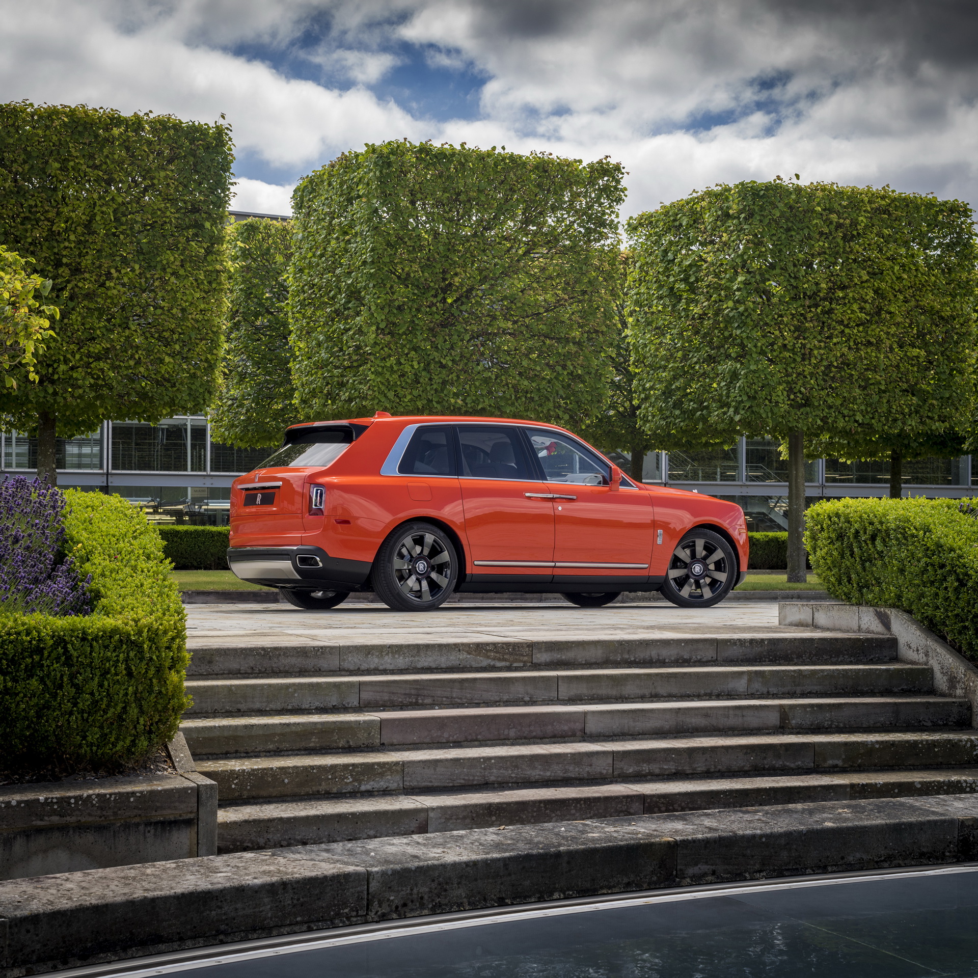 Bespoke Rolls Royce Cullinan Will Attack Your Eyeballs With Its Fux Orange Paint