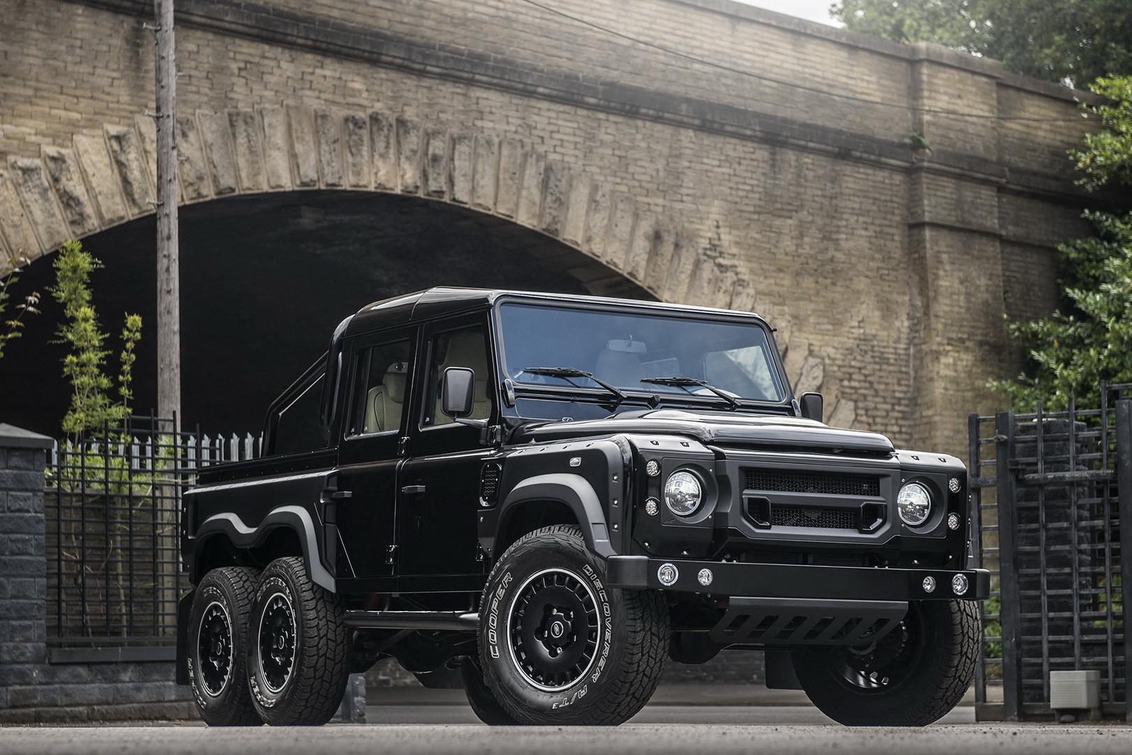 Land Rover Defender Flying Huntsman 6×6 Goes For Almost $300K!