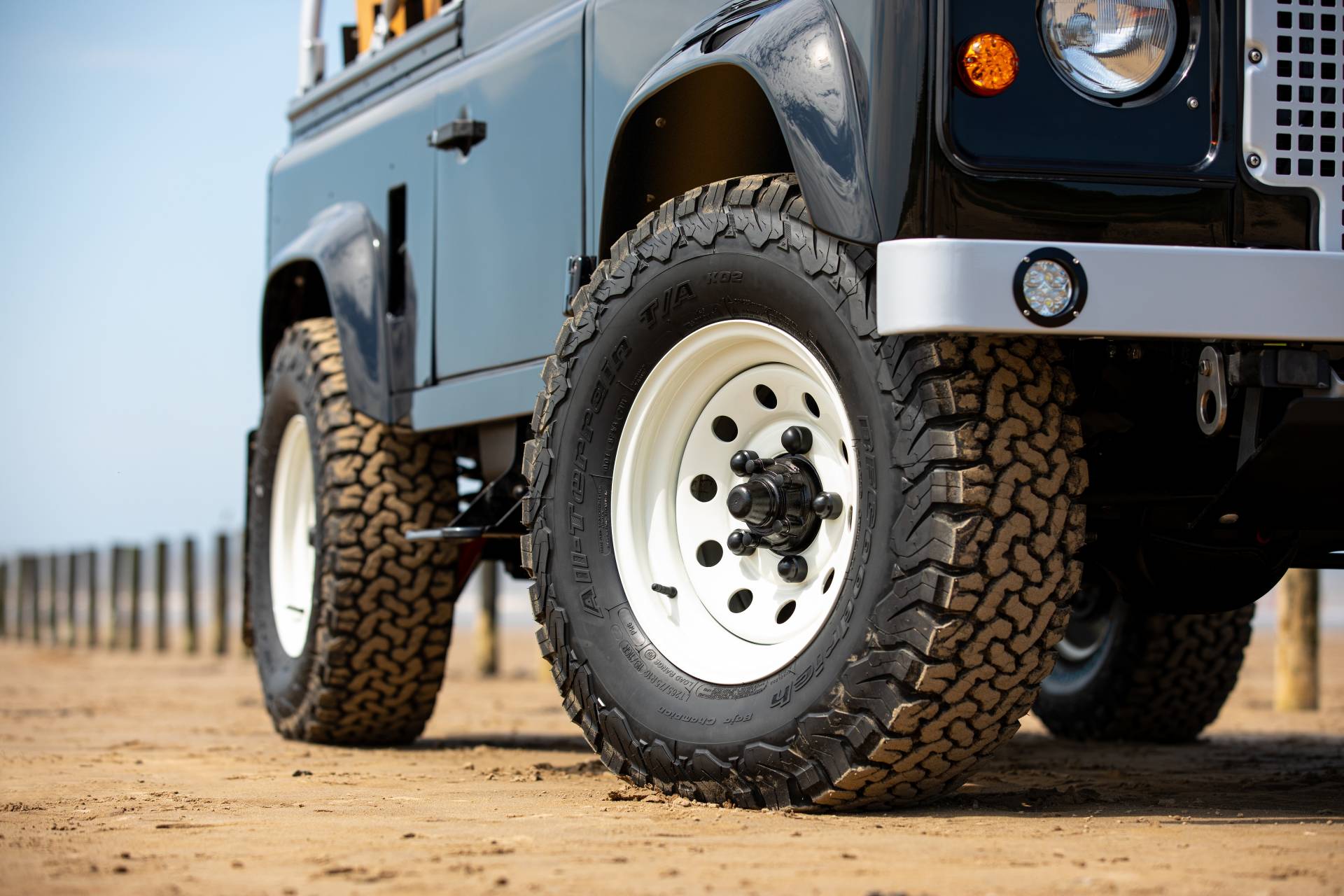 1989 Land Rover Defender 90 “So-Cal” Restomod Is How Someone Spent $170,000