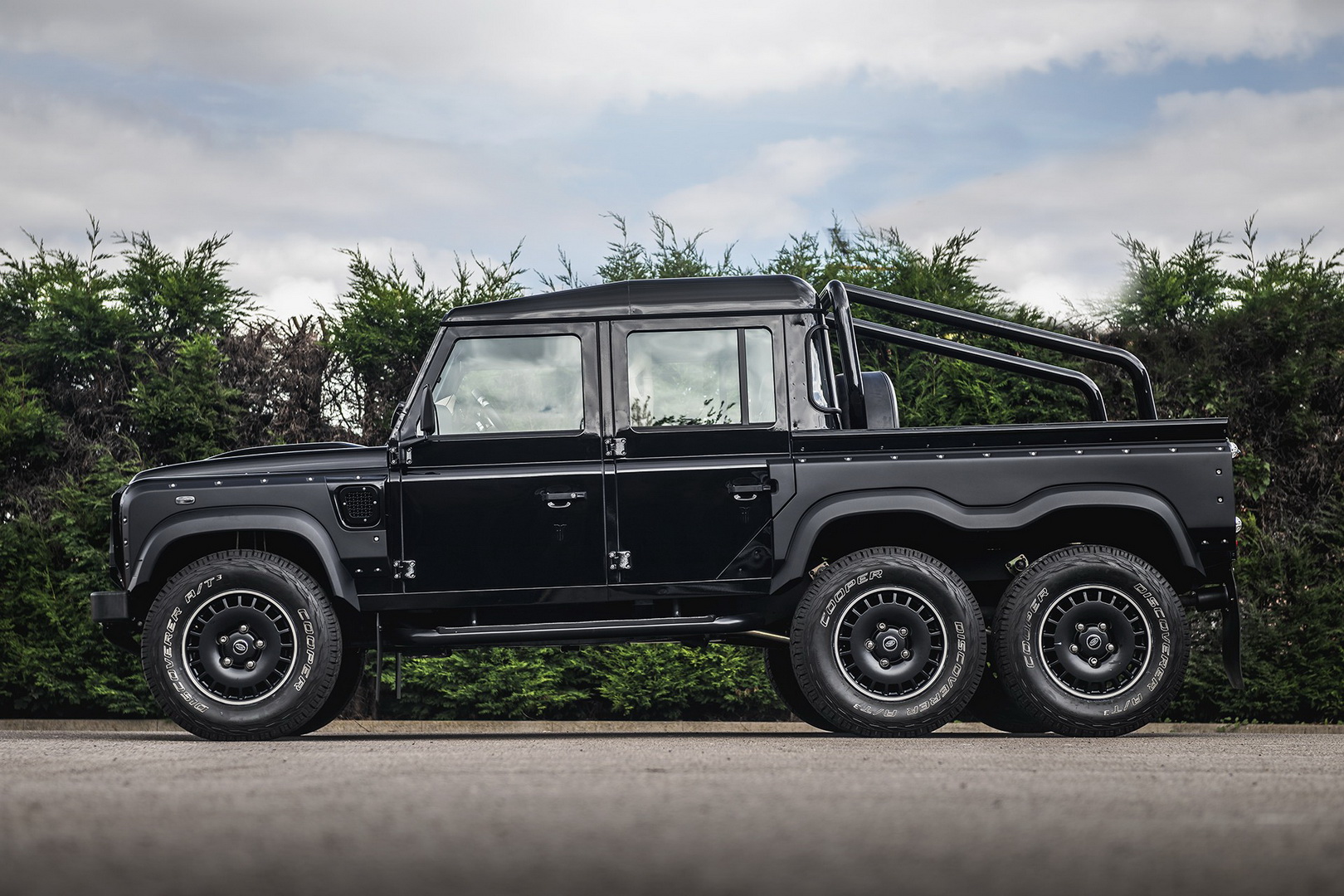Land Rover Defender Flying Huntsman 6×6 Goes For Almost $300K!