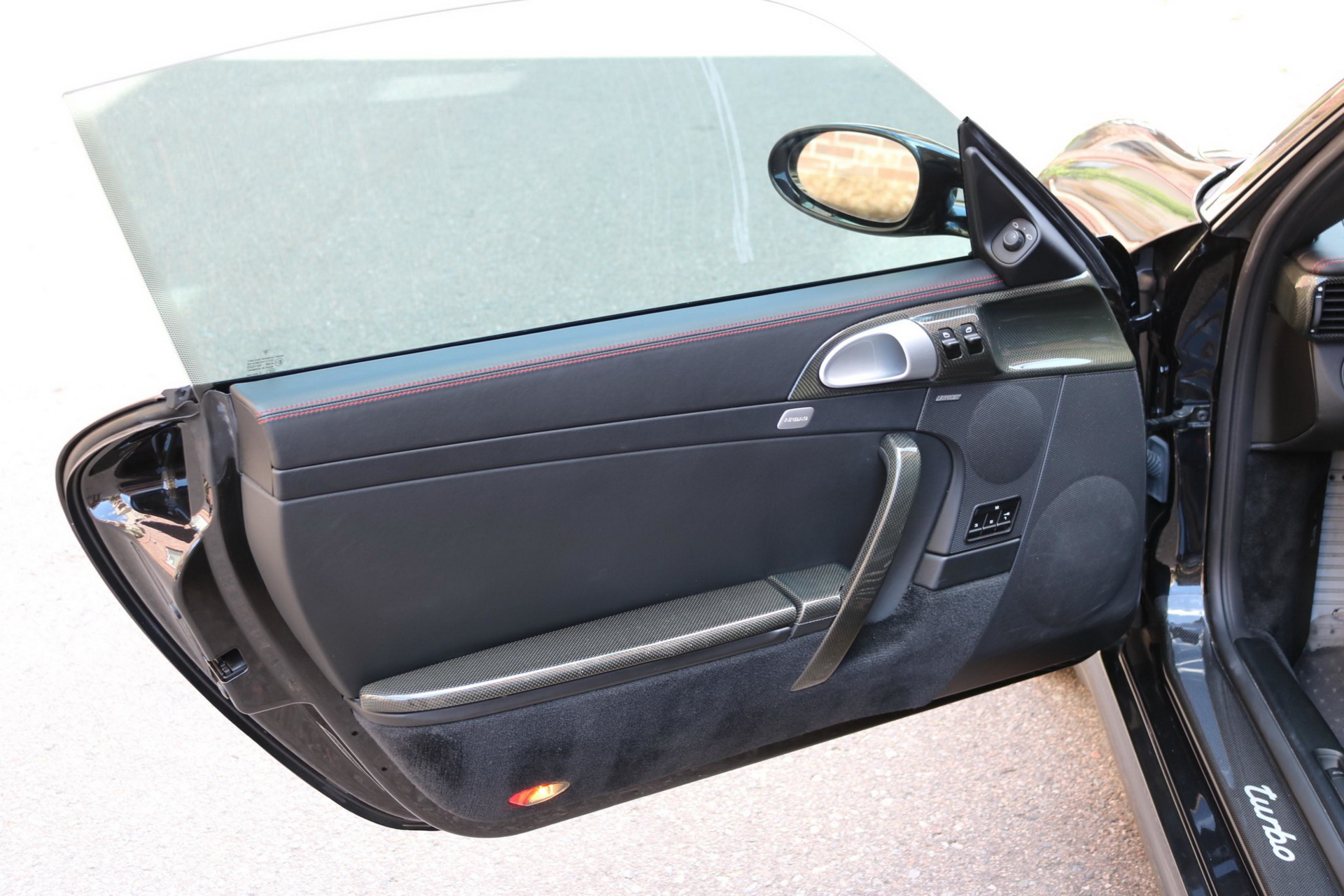 2007 Porsche 911 Turbo Wants To Entice You With Its 6-Speed Manual And Carbon Package