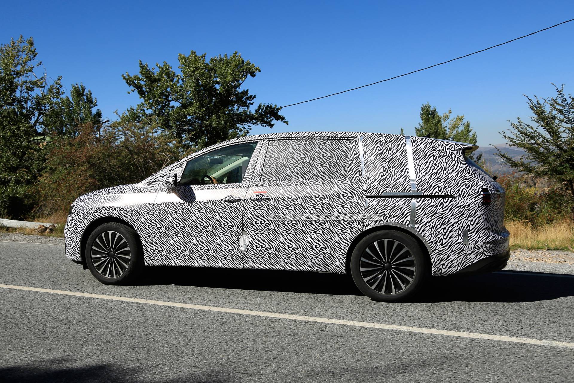 VW’s Massive 2020 Viloran Minivan For China Spotted Testing In Europe
