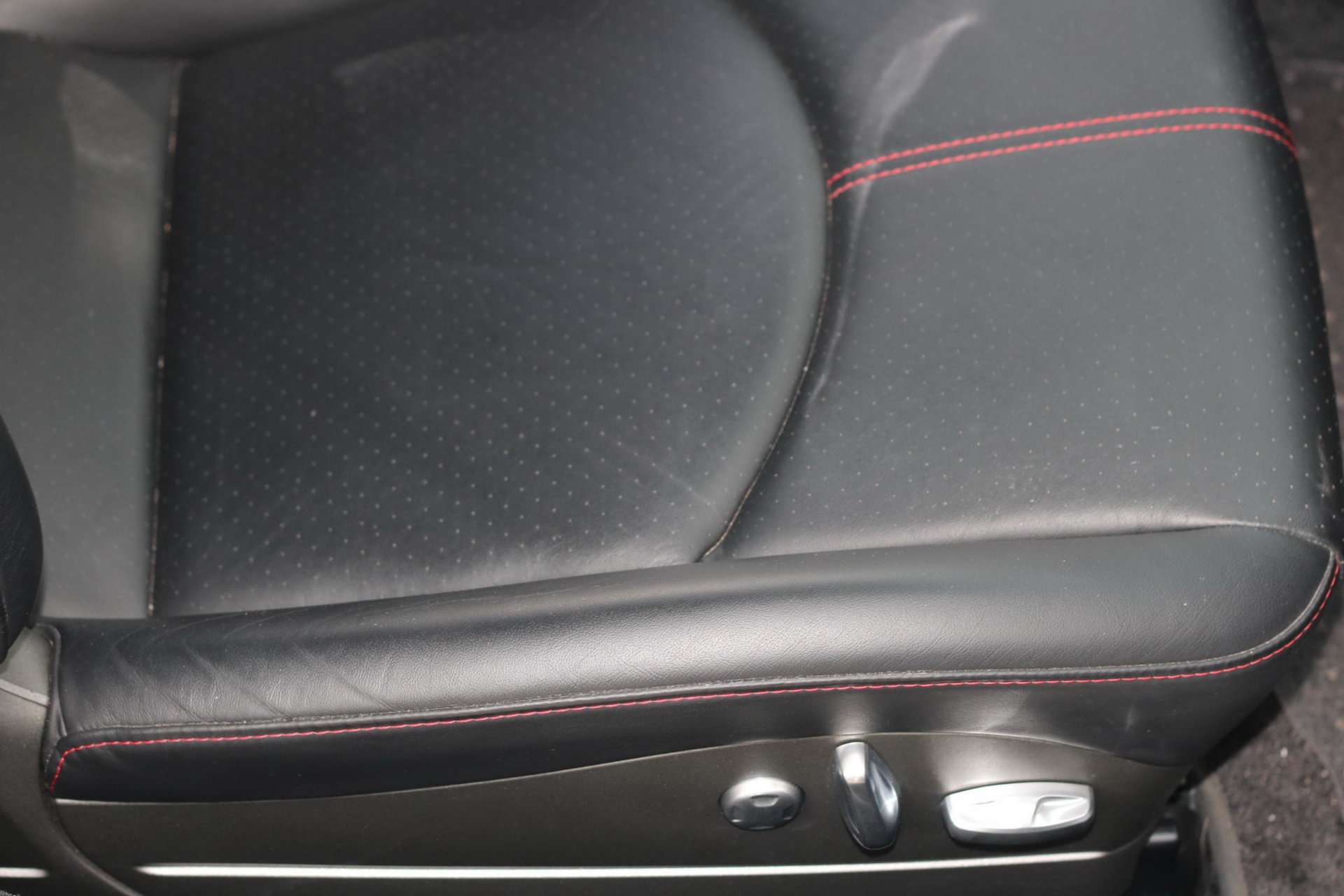 2007 Porsche 911 Turbo Wants To Entice You With Its 6-Speed Manual And Carbon Package