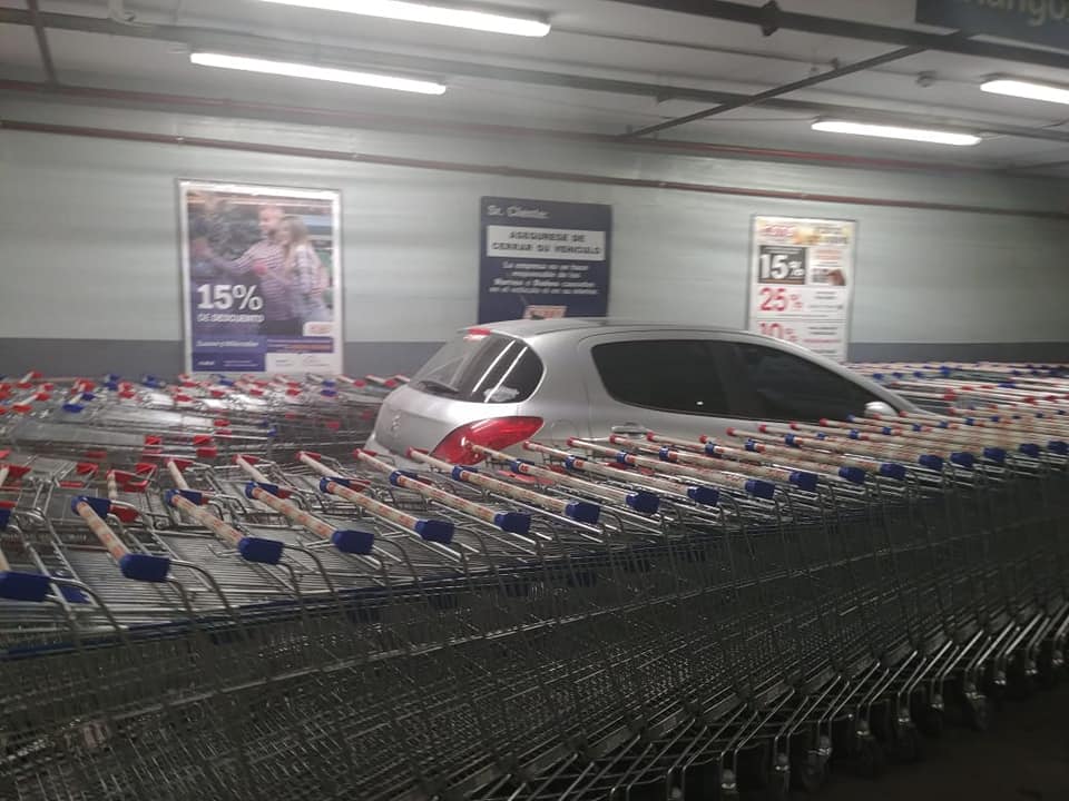 Supermarket Employees Teach Driver Who Parked In Cart Aisle A Hilarious Lesson