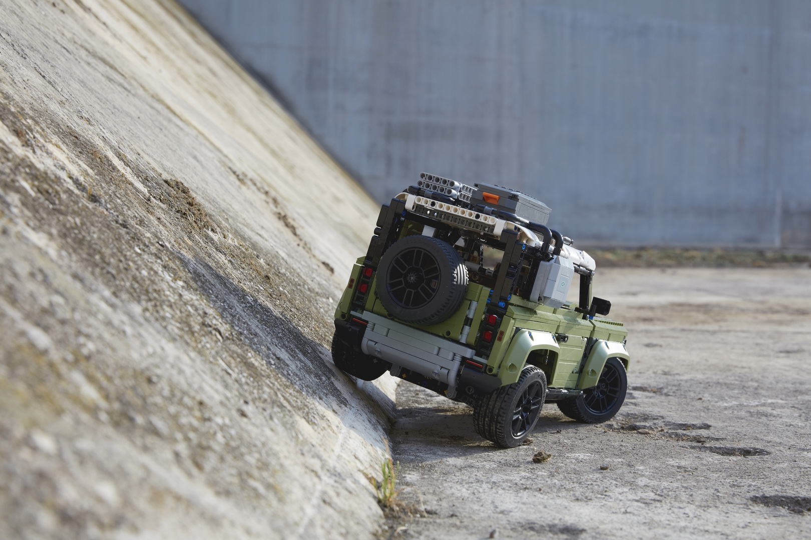 2020 Land Rover Defender Gets Its Own, Extremely Detailed LEGO Technic Set