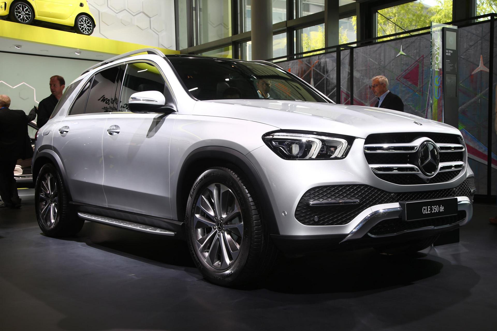New Mercedes-Benz GLE 350 de 4MATIC Tries To Stand Out Among All Those Pure EVs