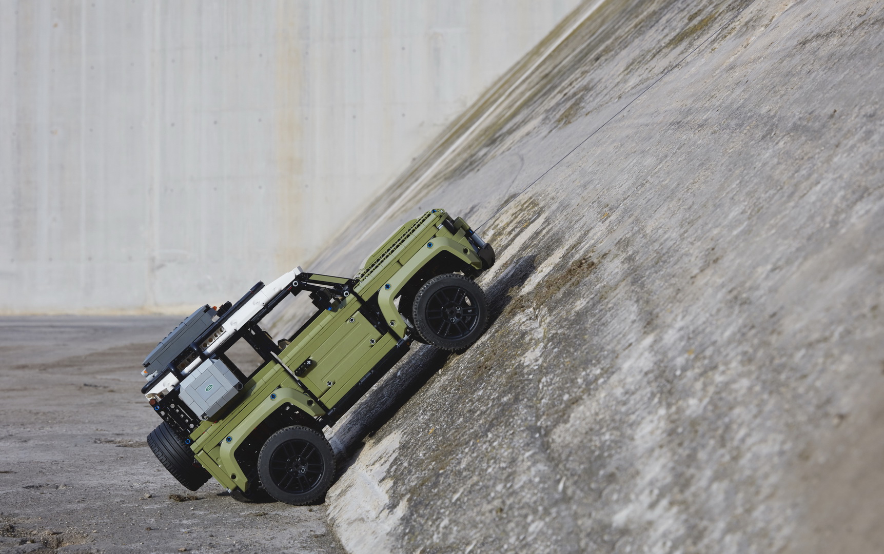 2020 Land Rover Defender Gets Its Own, Extremely Detailed LEGO Technic Set