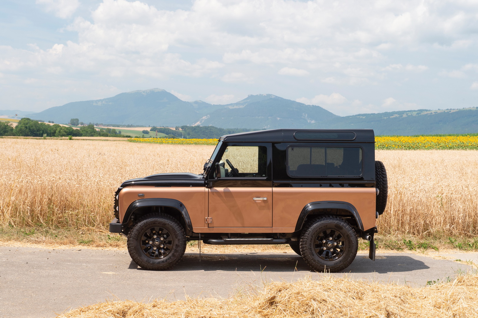 This Brand New 2016 Defender 90 Autobiography Or The Truly New 2020 Defender?