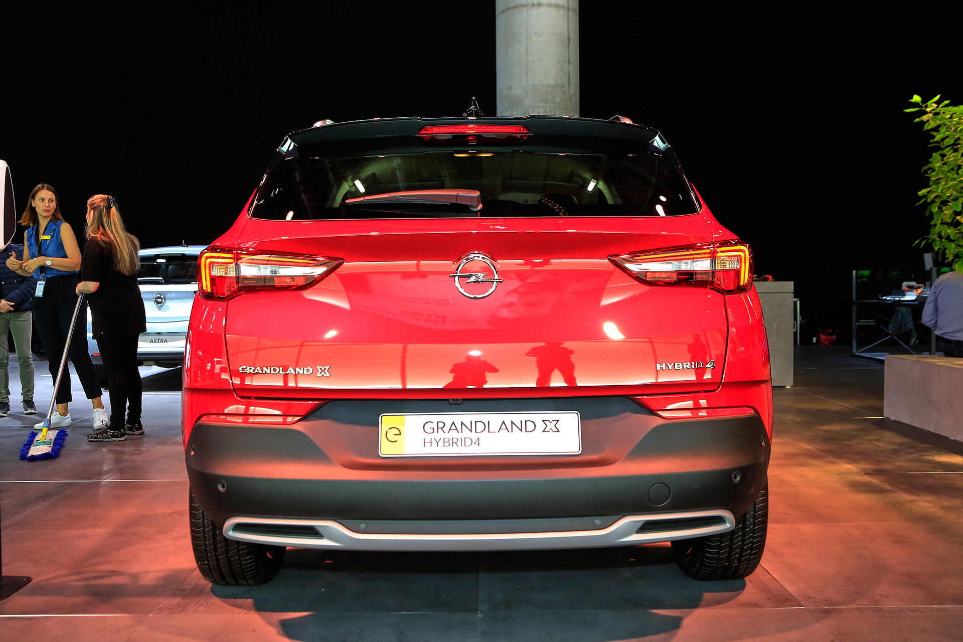 New Opel Grandland X Hybrid4 Has 300 Horses, Can Cover 52km In Battery Mode