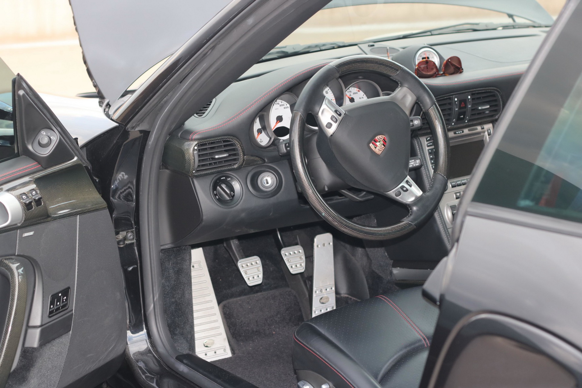 2007 Porsche 911 Turbo Wants To Entice You With Its 6-Speed Manual And Carbon Package