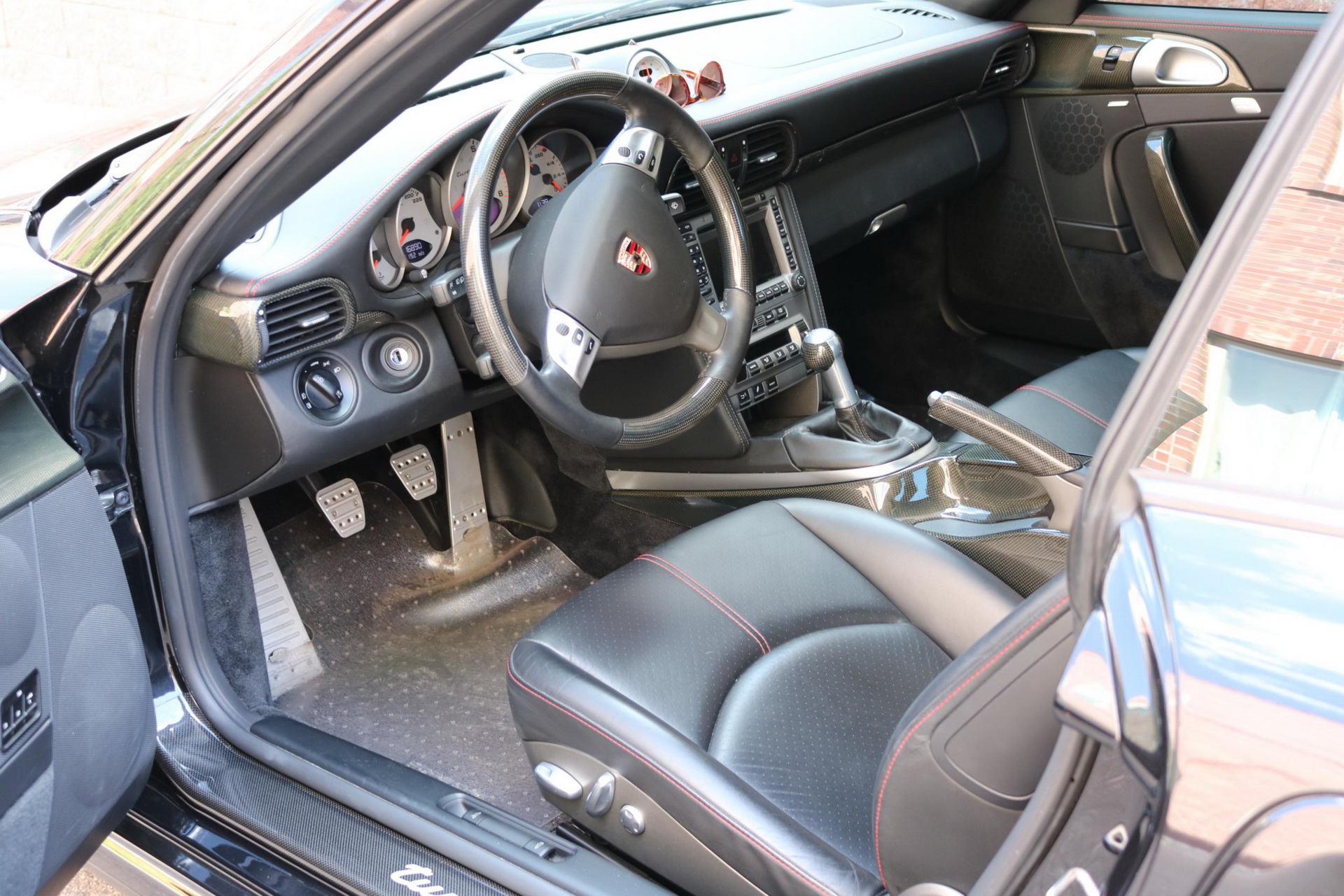 2007 Porsche 911 Turbo Wants To Entice You With Its 6-Speed Manual And Carbon Package