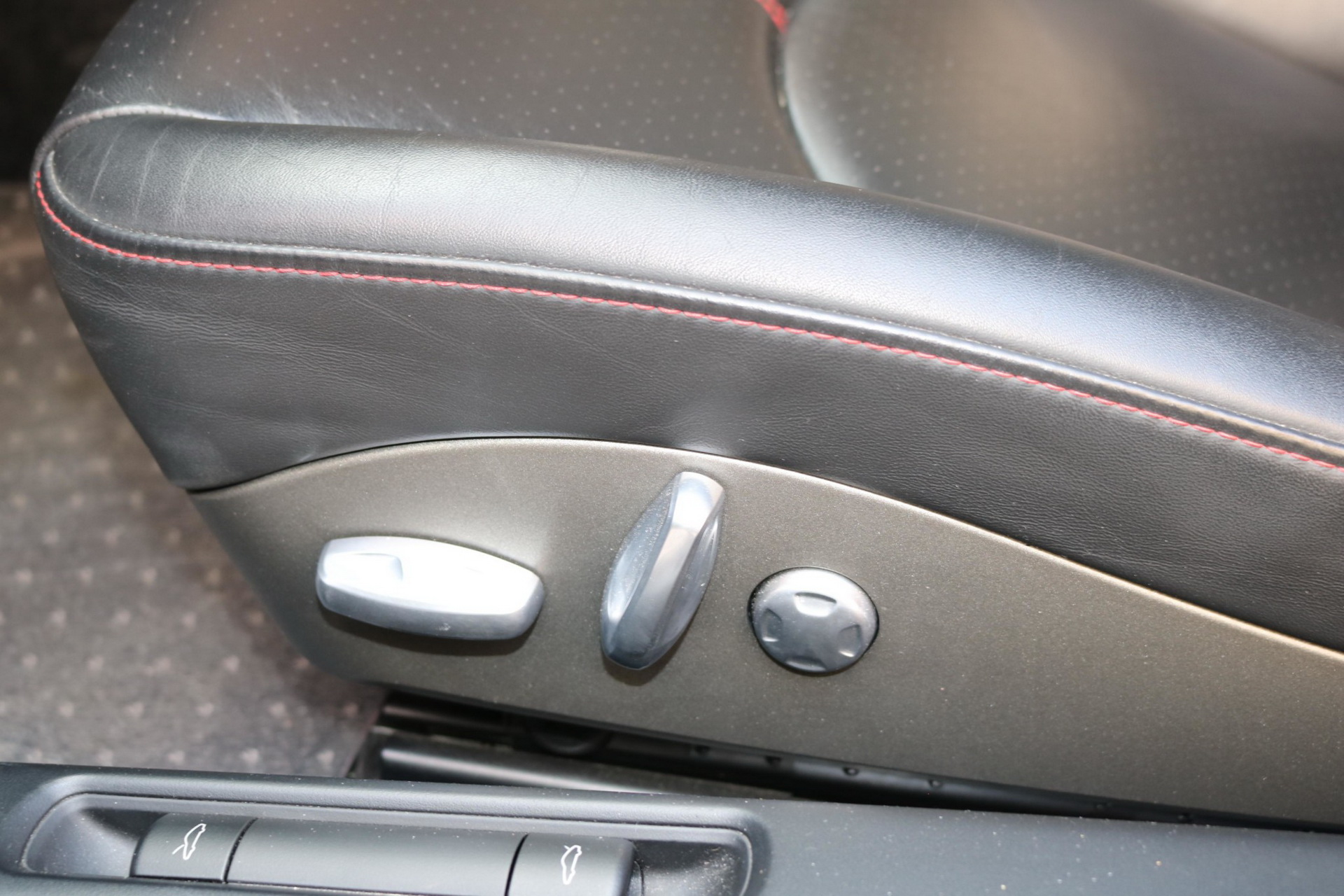 2007 Porsche 911 Turbo Wants To Entice You With Its 6-Speed Manual And Carbon Package