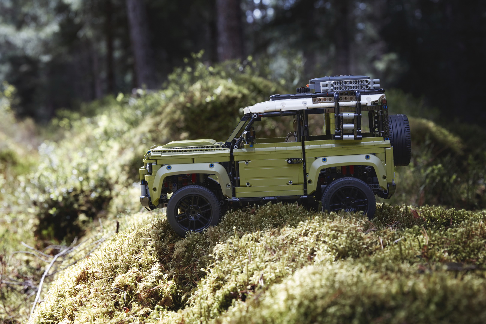 2020 Land Rover Defender Gets Its Own, Extremely Detailed LEGO Technic Set