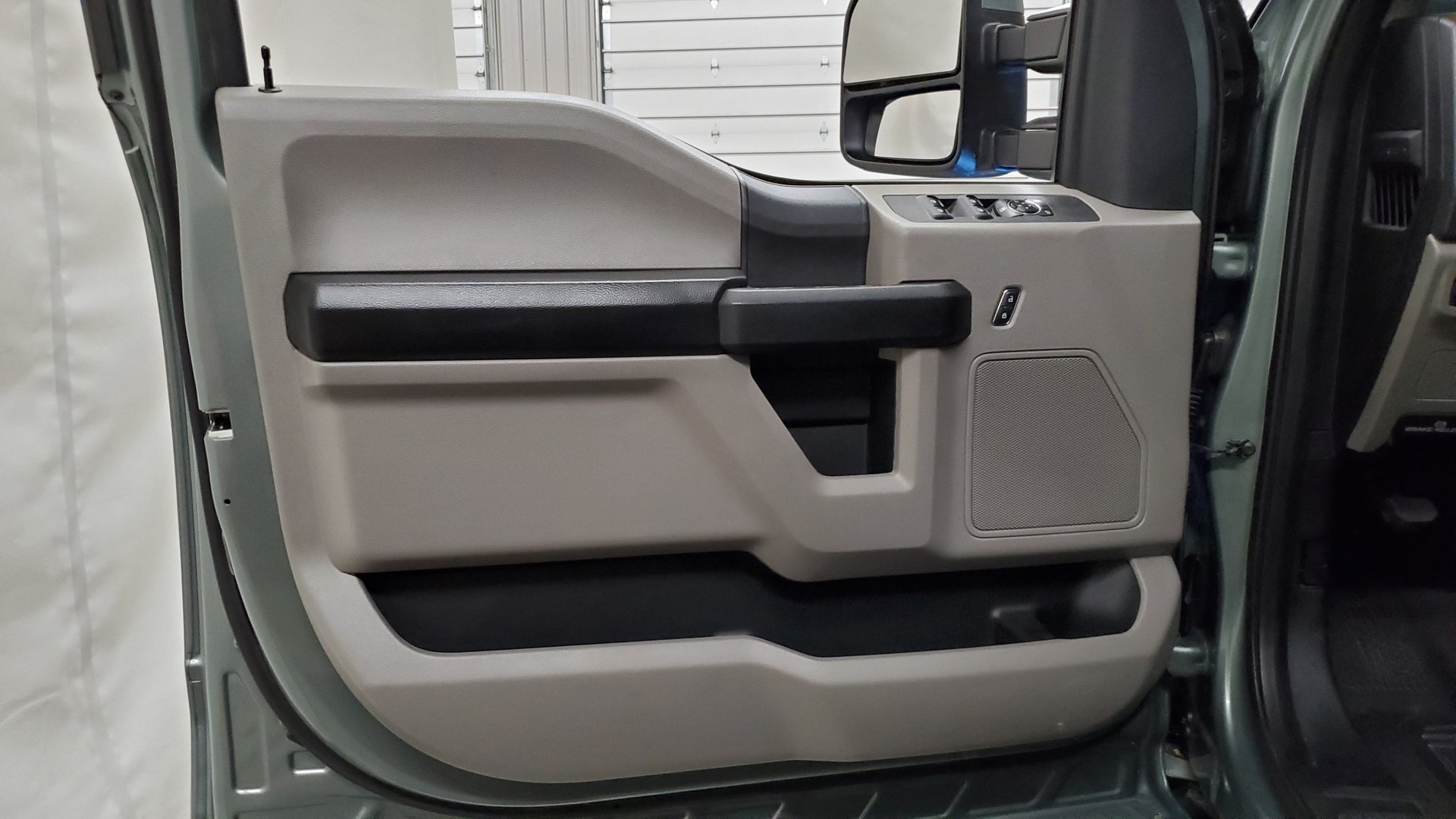 Deep Down, You Know You Want This Ford F-550 Super Duty 6×6 ‘Indomitus’