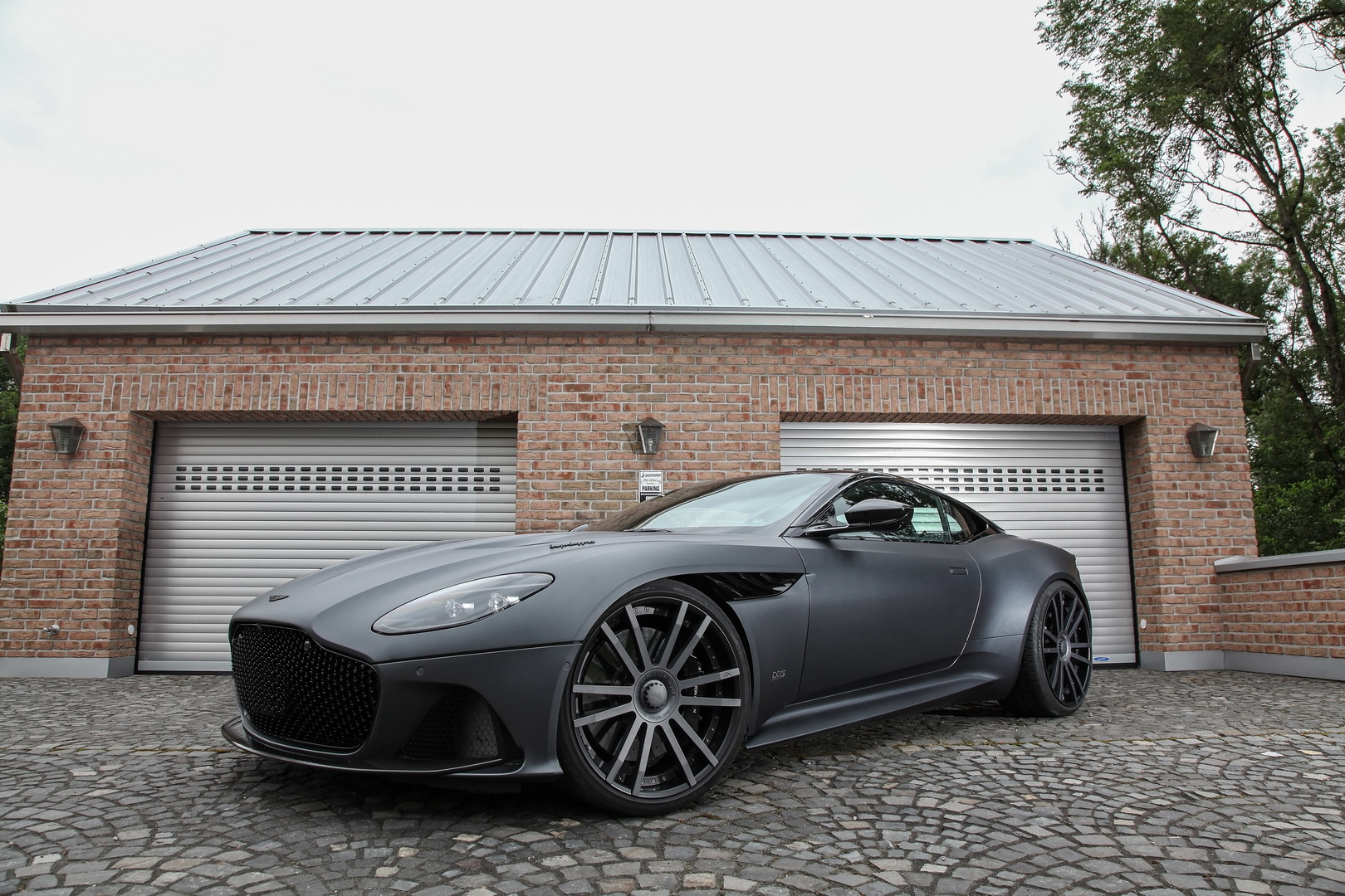 Aston Martin DBS Superleggera With 818 HP Closes Into Hypercar Realm