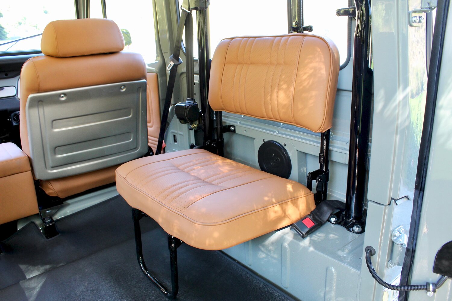 Legacy Overland’s 1977 Toyota Land Cruiser FJ40 Has Original Looks And Modern Equipment