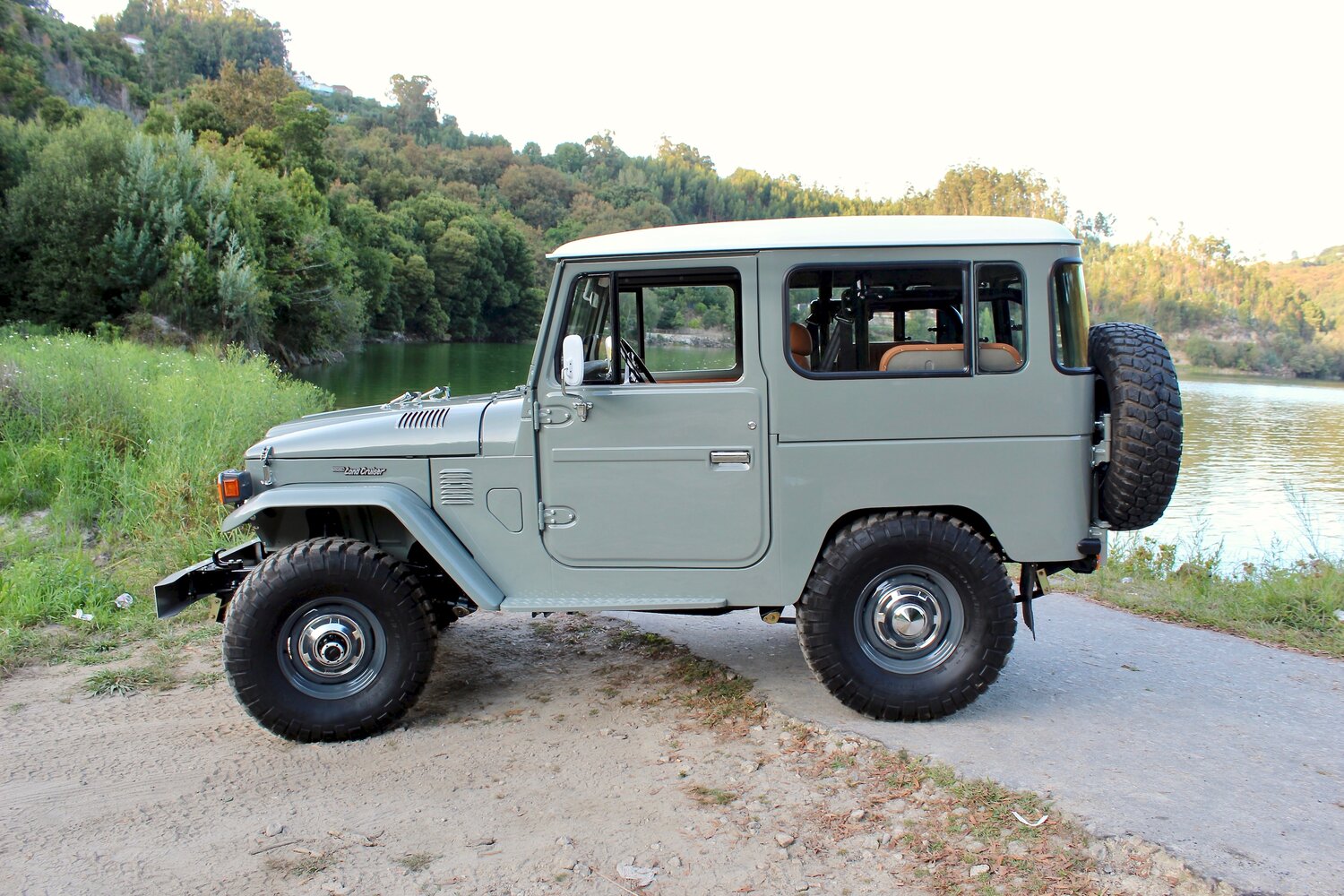 Legacy Overland’s 1977 Toyota Land Cruiser FJ40 Has Original Looks And Modern Equipment