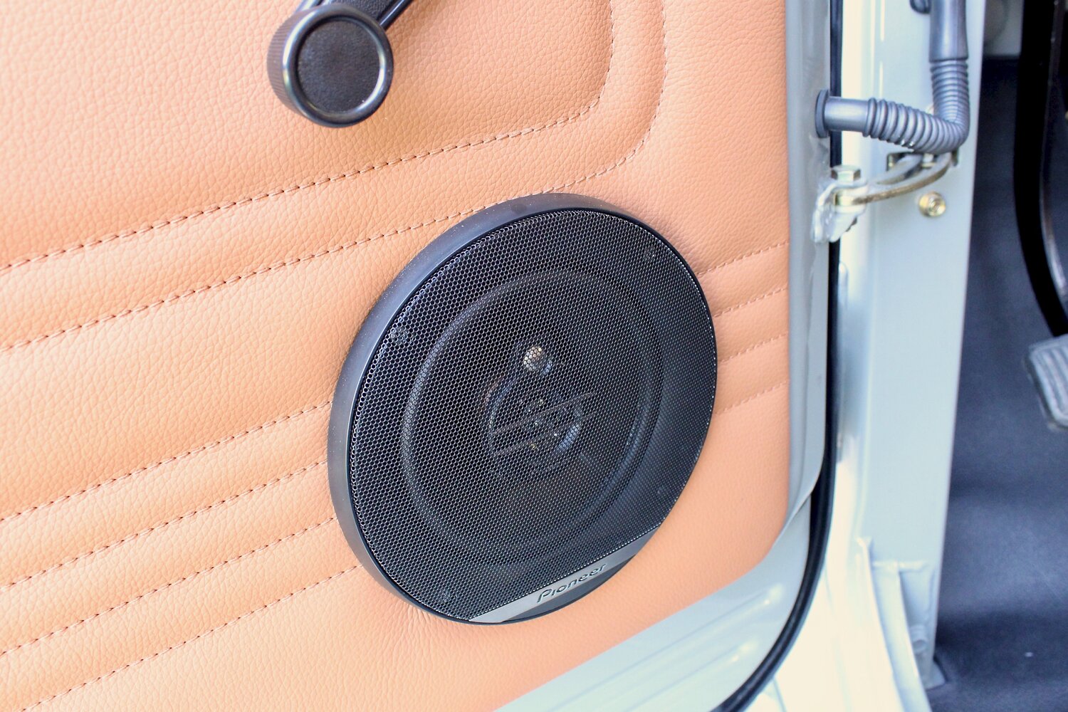 Legacy Overland’s 1977 Toyota Land Cruiser FJ40 Has Original Looks And Modern Equipment