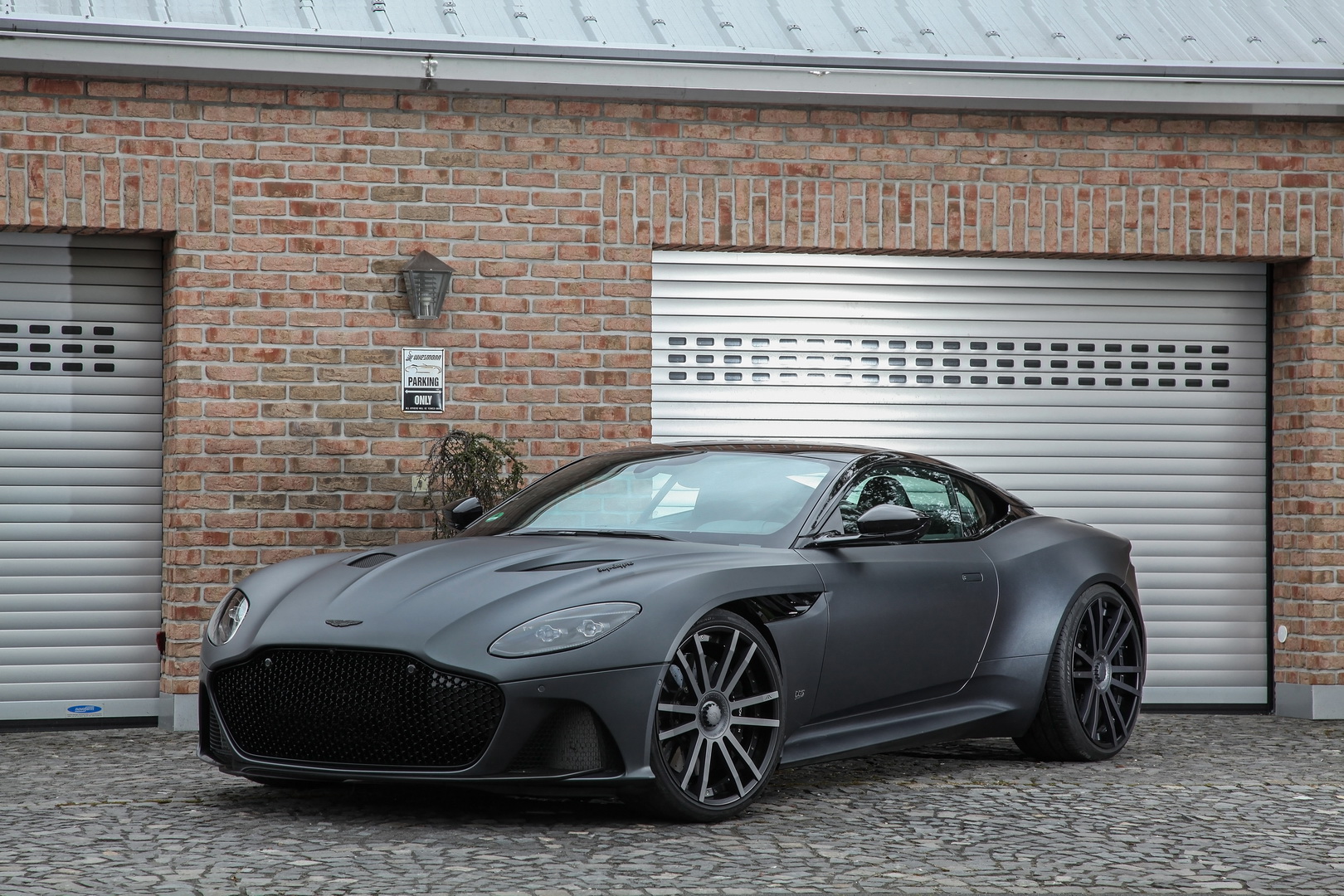 Aston Martin DBS Superleggera With 818 HP Closes Into Hypercar Realm