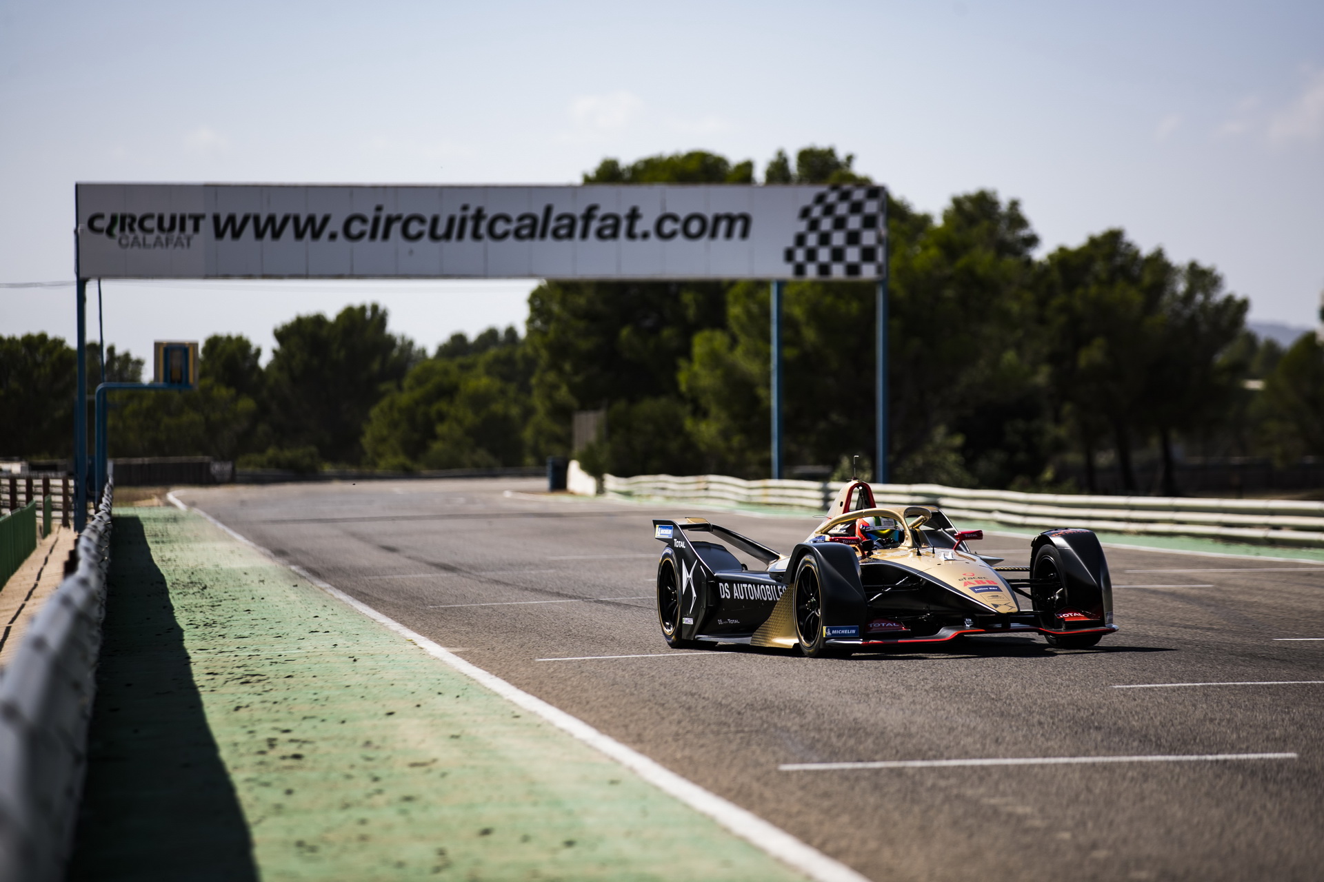 DS E-TENSE FE20 Formula E Car Shows Its New Black & Gold Livery