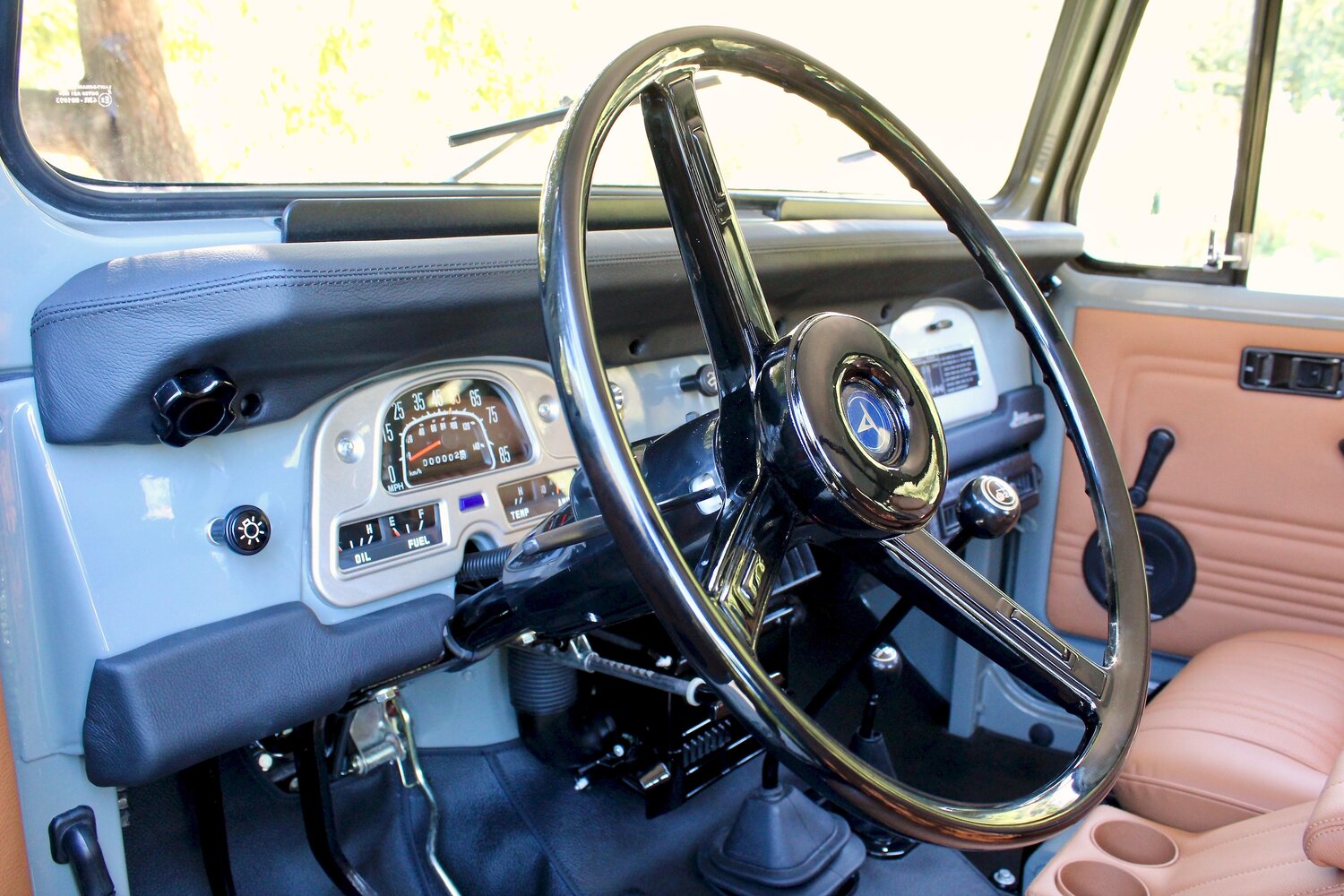 Legacy Overland’s 1977 Toyota Land Cruiser FJ40 Has Original Looks And Modern Equipment