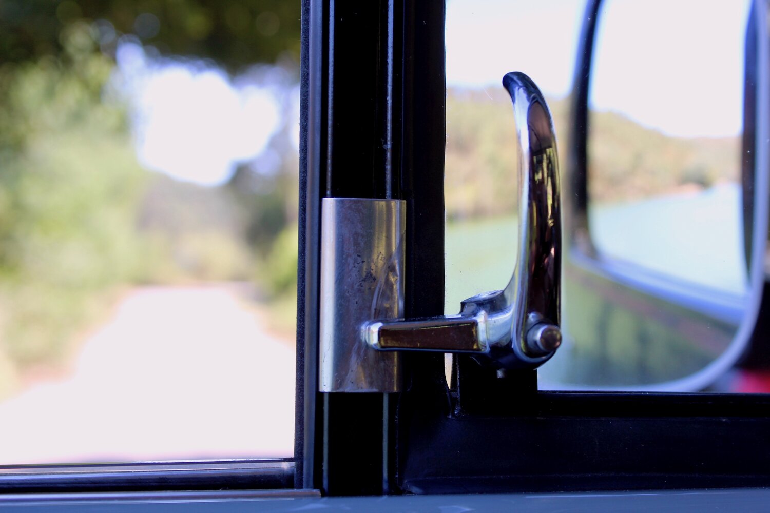 Legacy Overland’s 1977 Toyota Land Cruiser FJ40 Has Original Looks And Modern Equipment