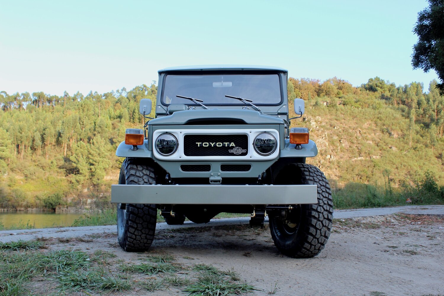 Legacy Overland’s 1977 Toyota Land Cruiser FJ40 Has Original Looks And Modern Equipment