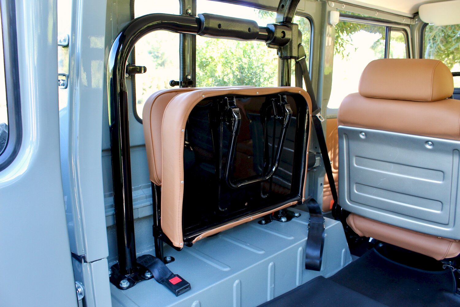 Legacy Overland’s 1977 Toyota Land Cruiser FJ40 Has Original Looks And Modern Equipment