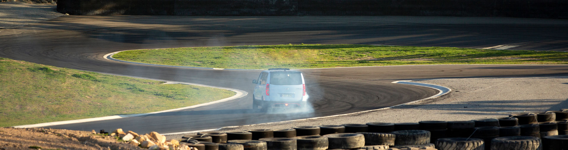 Hyundai Made An Awesome iMax N ‘Drift Bus’ With A 400 HP Twin-Turbo V6 And RWD