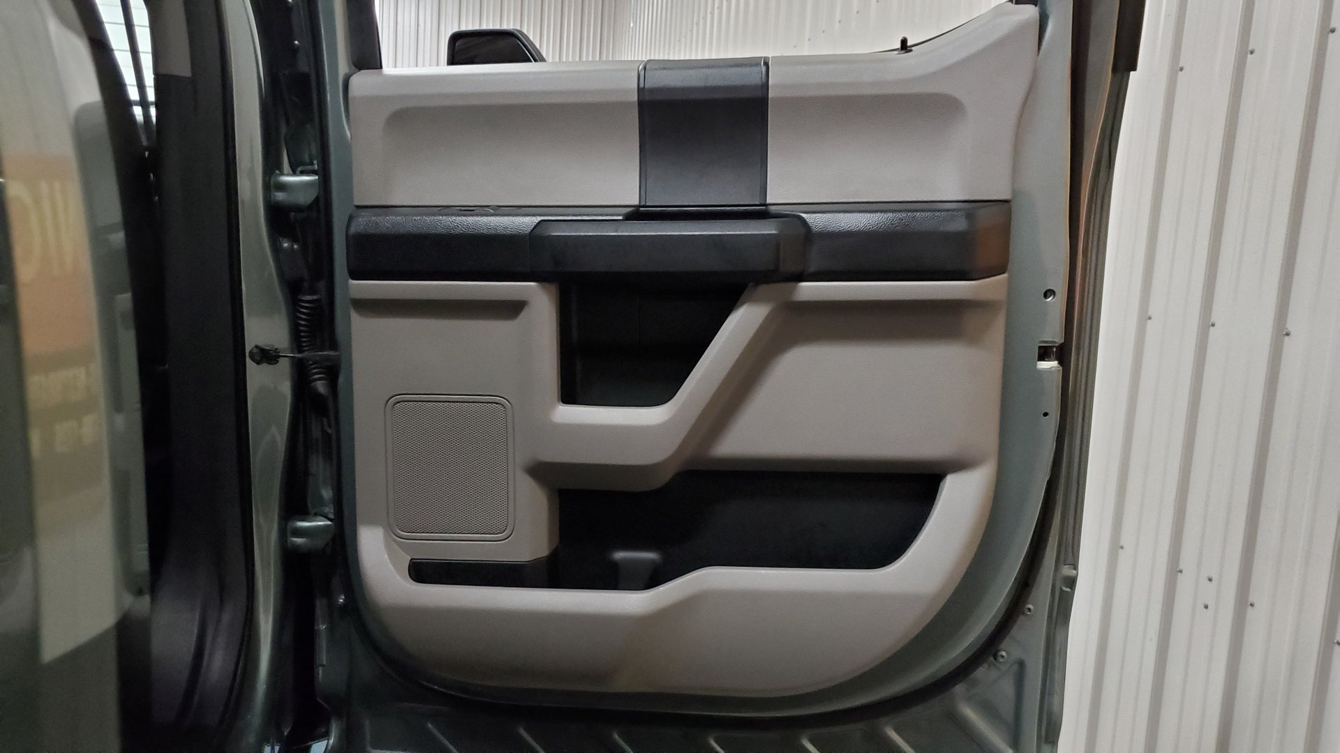 Deep Down, You Know You Want This Ford F-550 Super Duty 6×6 ‘Indomitus’