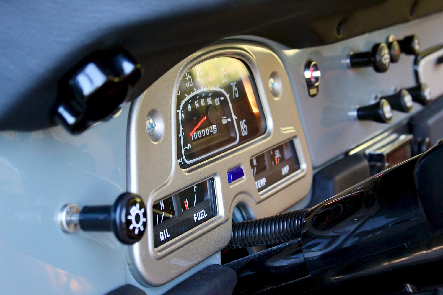 Legacy Overland’s 1977 Toyota Land Cruiser FJ40 Has Original Looks And Modern Equipment