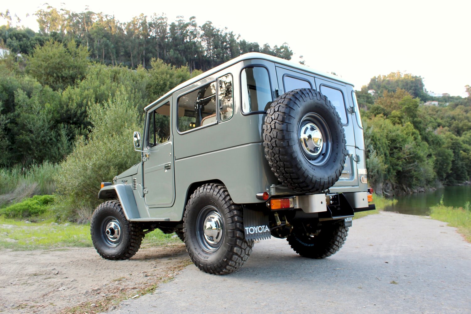 Legacy Overland’s 1977 Toyota Land Cruiser FJ40 Has Original Looks And Modern Equipment