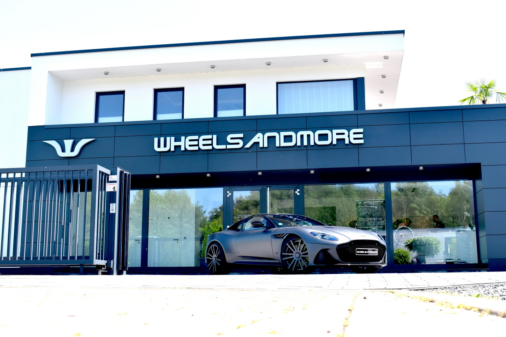 Aston Martin DBS Superleggera With 818 HP Closes Into Hypercar Realm